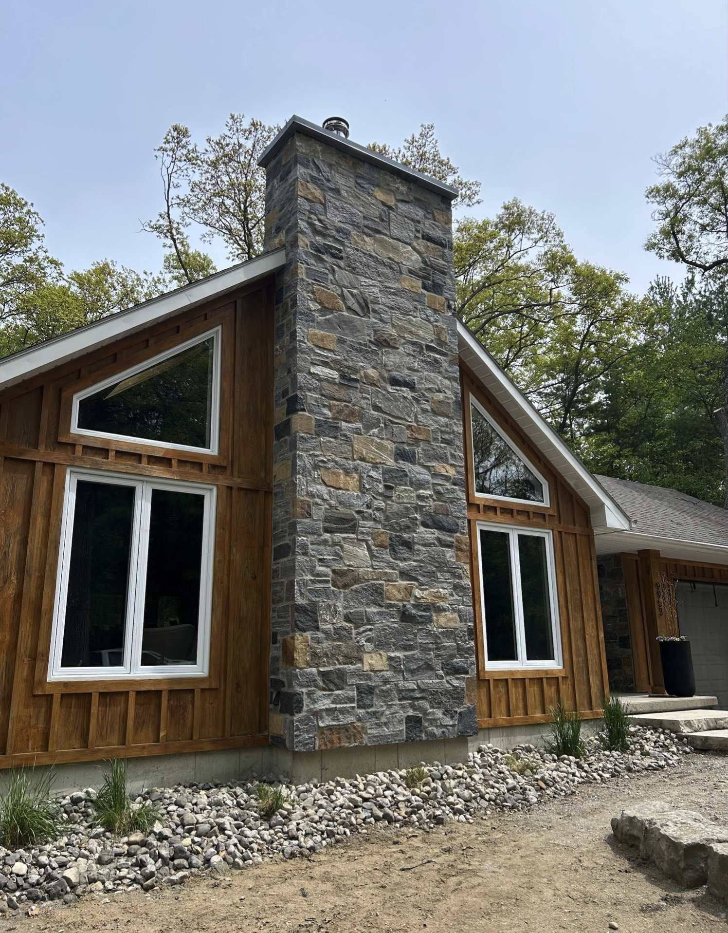 Mélange de granit noir de la baie de Muskoka avec accent de roche brune - Placage de pierre mince - Flats