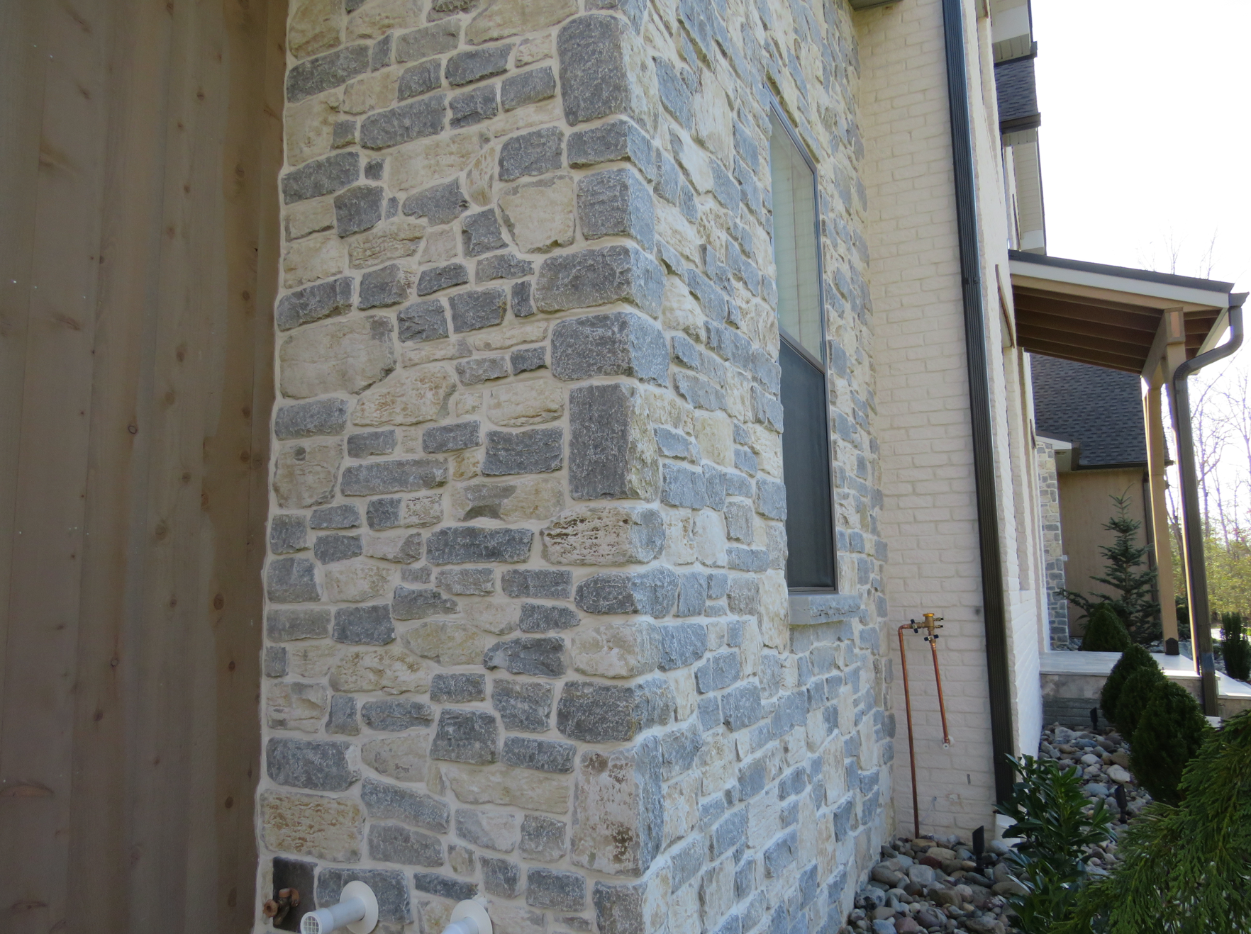 Weatheredge Limestone Olde Mill Estate Blend with White Weatheredface Accent - Tumbled - Full Bed Building Stone - Corners