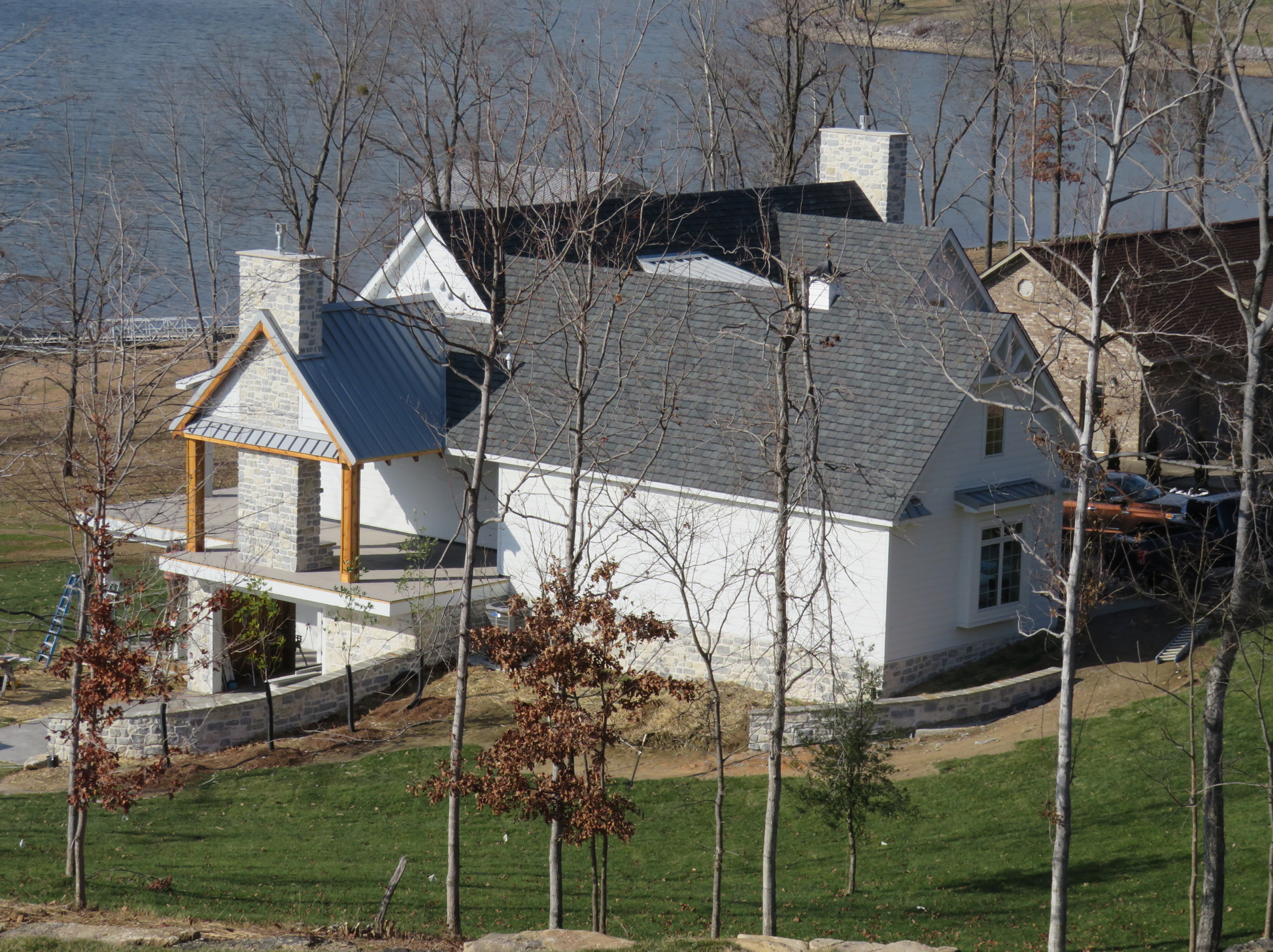 Weatheredge Limestone Olde Mill Estate Blend with White Weatheredface Accent - Tumbled - Full Bed Building Stone - Corners