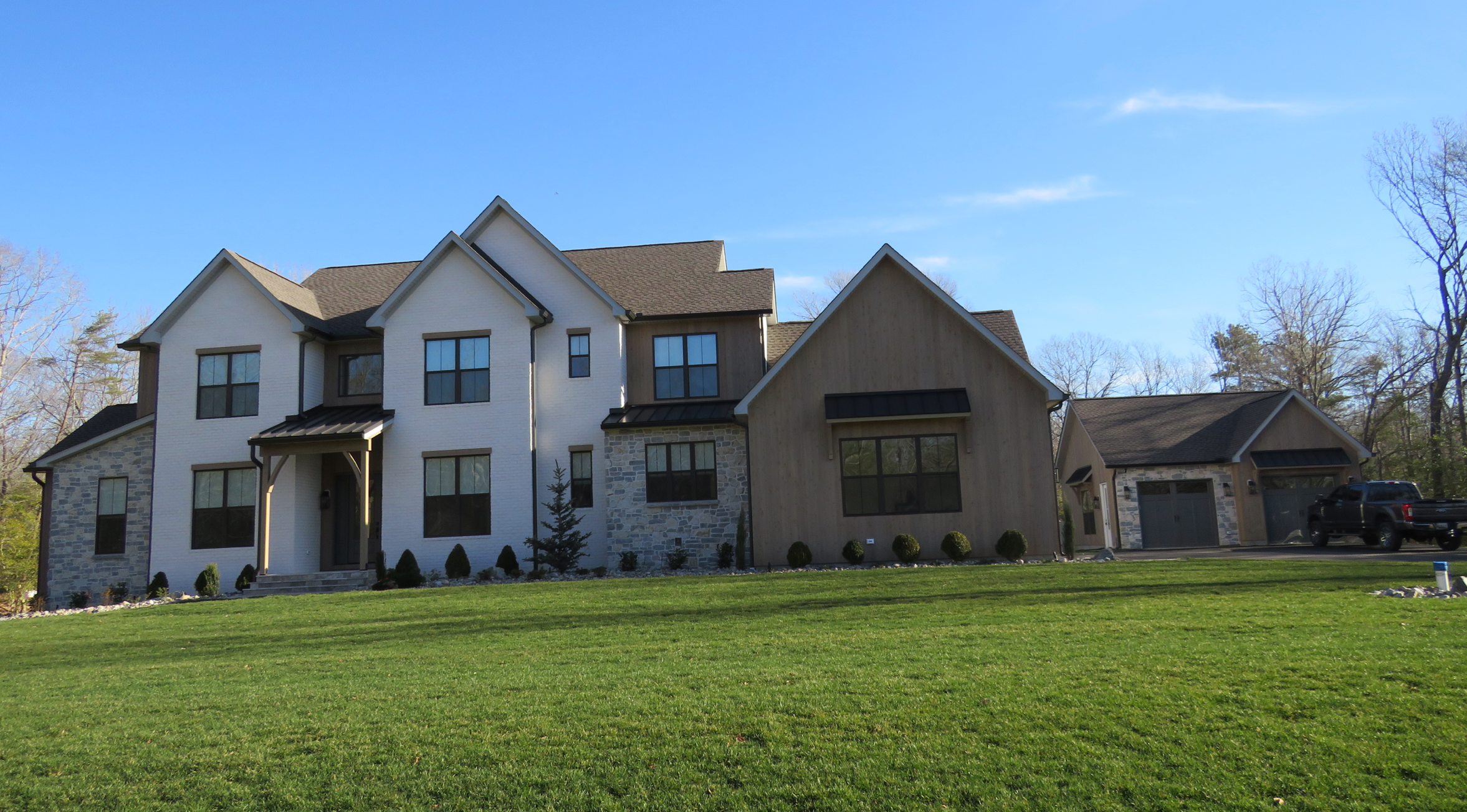 Weatheredge Limestone Olde Mill Estate Blend with White Weatheredface Accent - Tumbled - Full Bed Building Stone - Corners