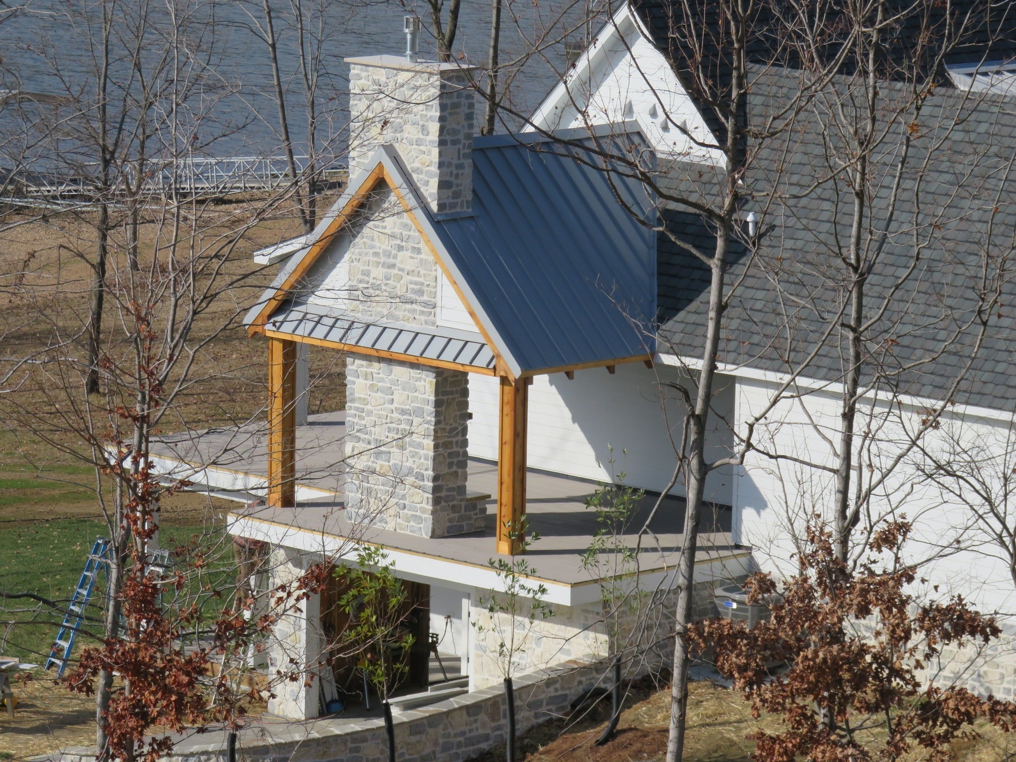 Weatheredge Limestone Olde Mill Estate Blend with White Weatheredface Accent - Tumbled - Full Bed Building Stone - Corners