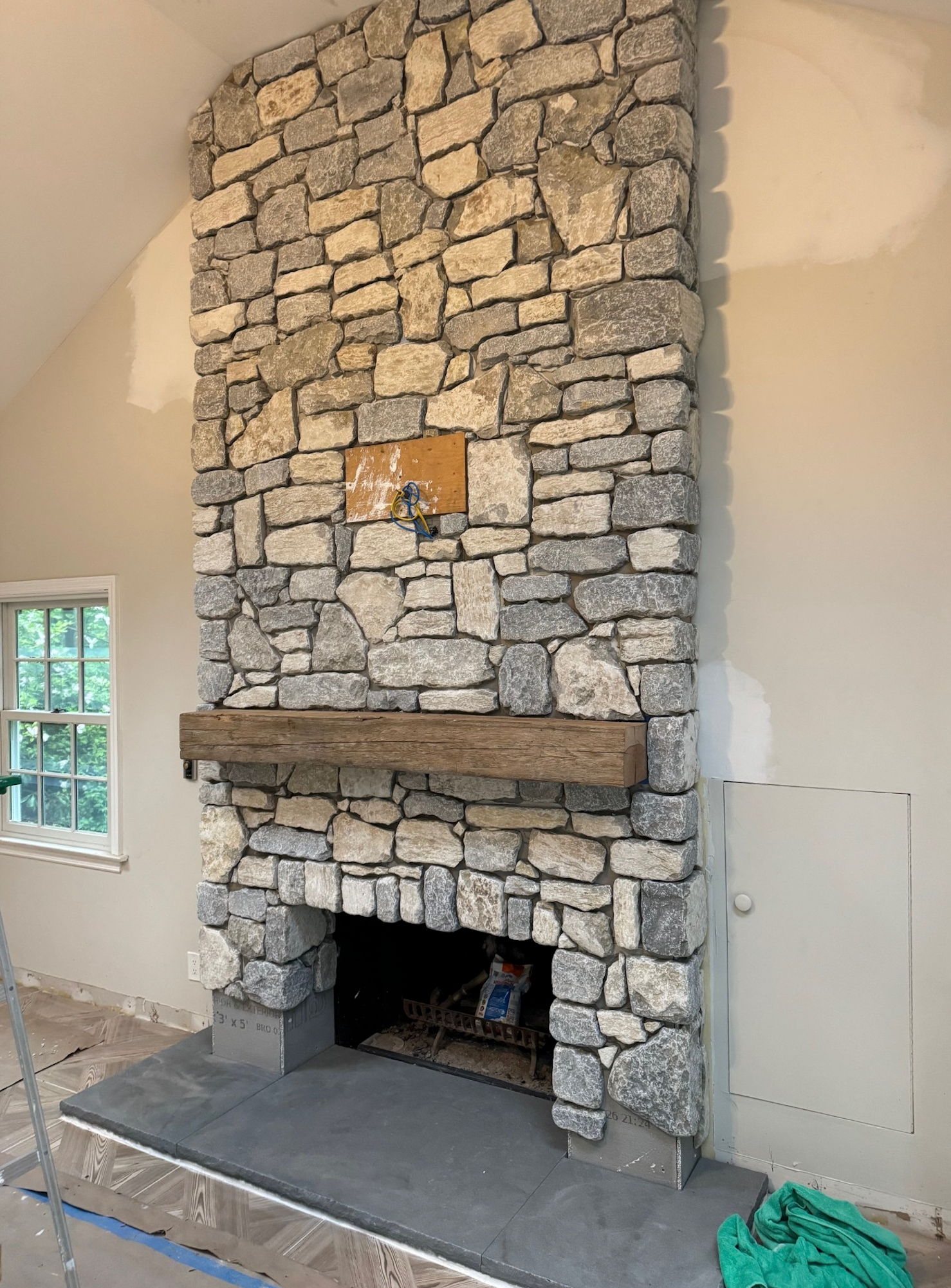 Weatheredge Limestone Olde Mill Estate Blend with White Weatheredface Accent - Tumbled - Flats