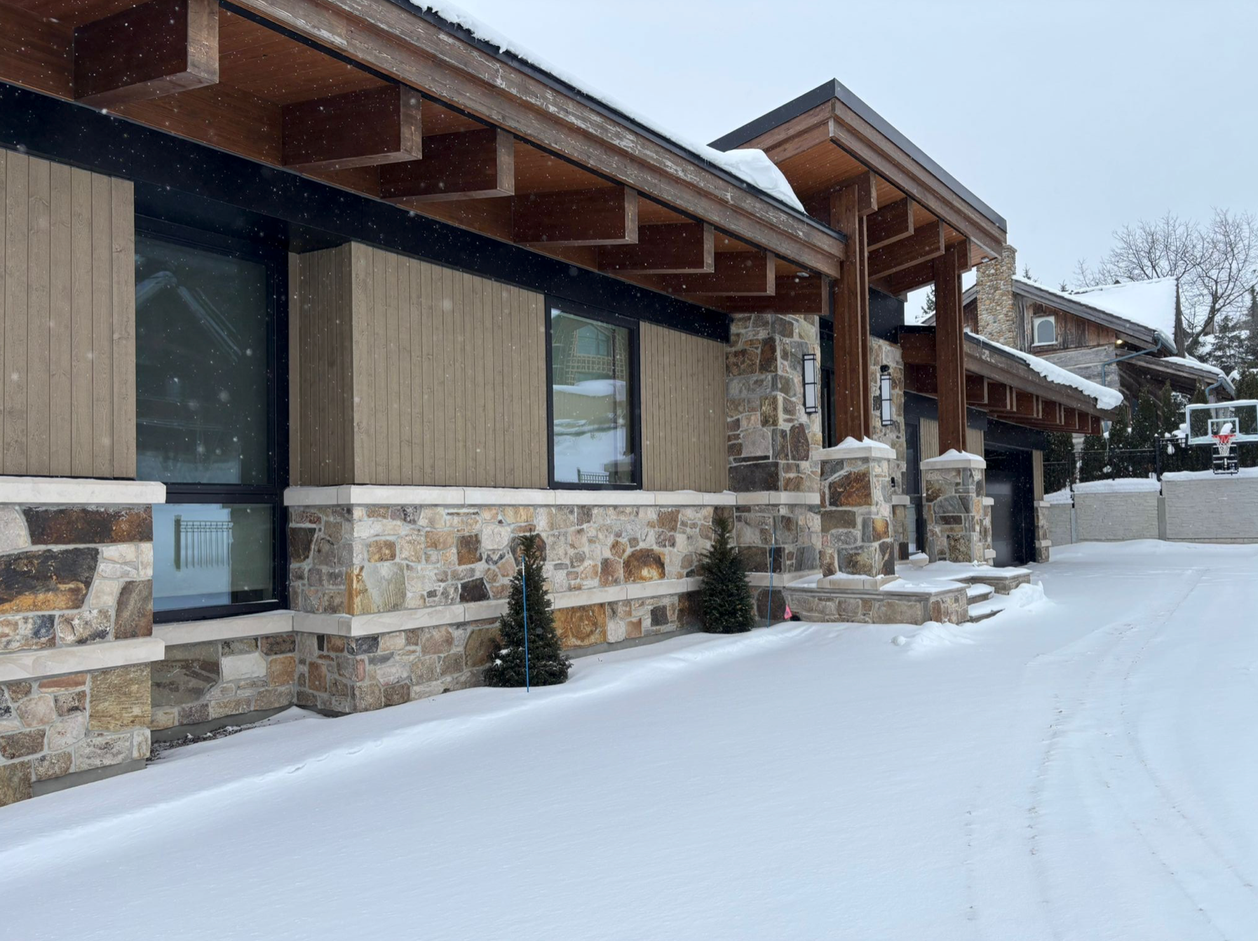 Collingwood Luxe - Weathered Brown Sandstone Random Blend with Oversized Pieces - Thin Stone Veneer - Flats