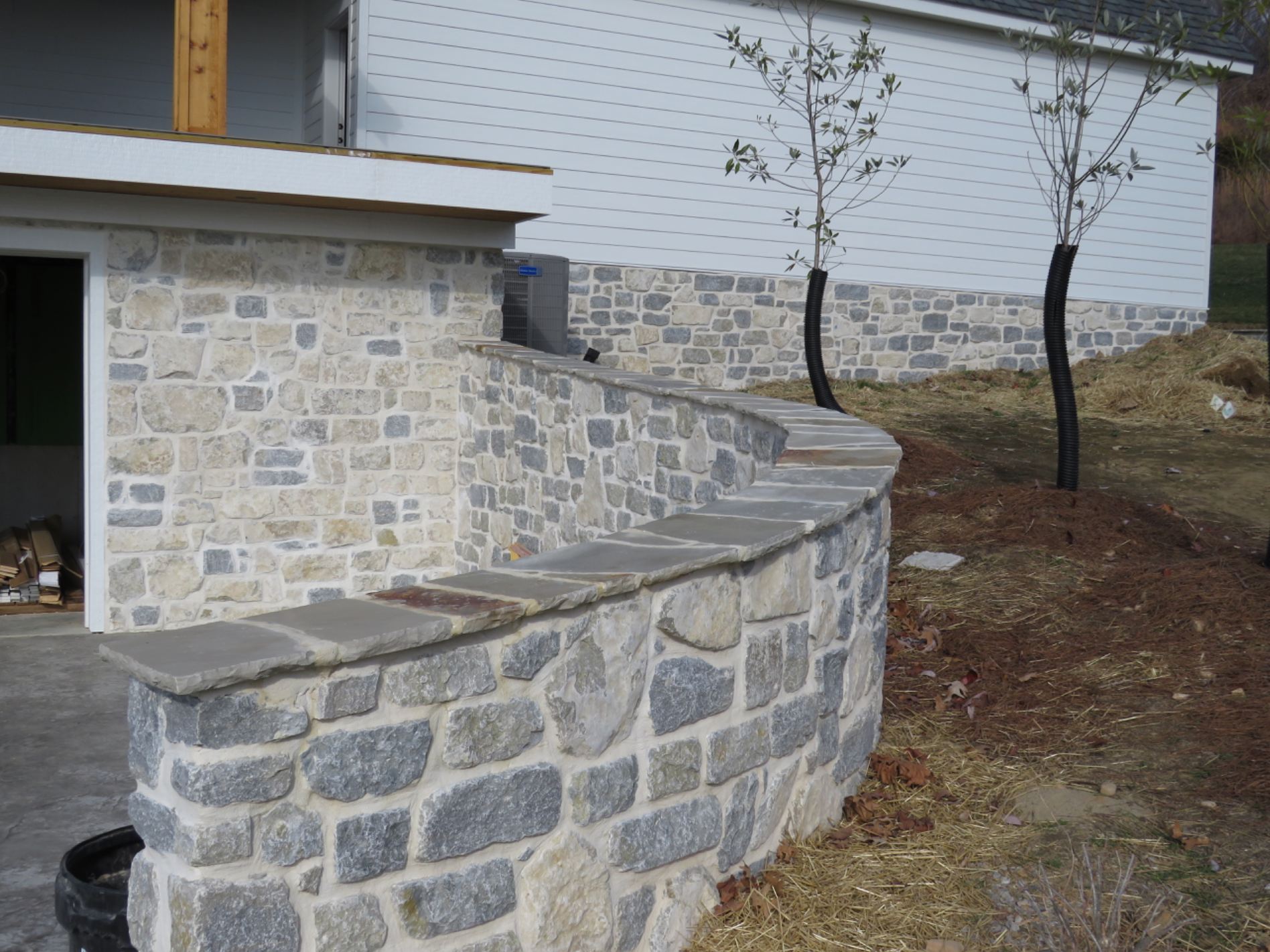 Weatheredge Limestone Olde Mill Estate Blend with White Weatheredface Accent - Tumbled - Full Bed Building Stone - Corners