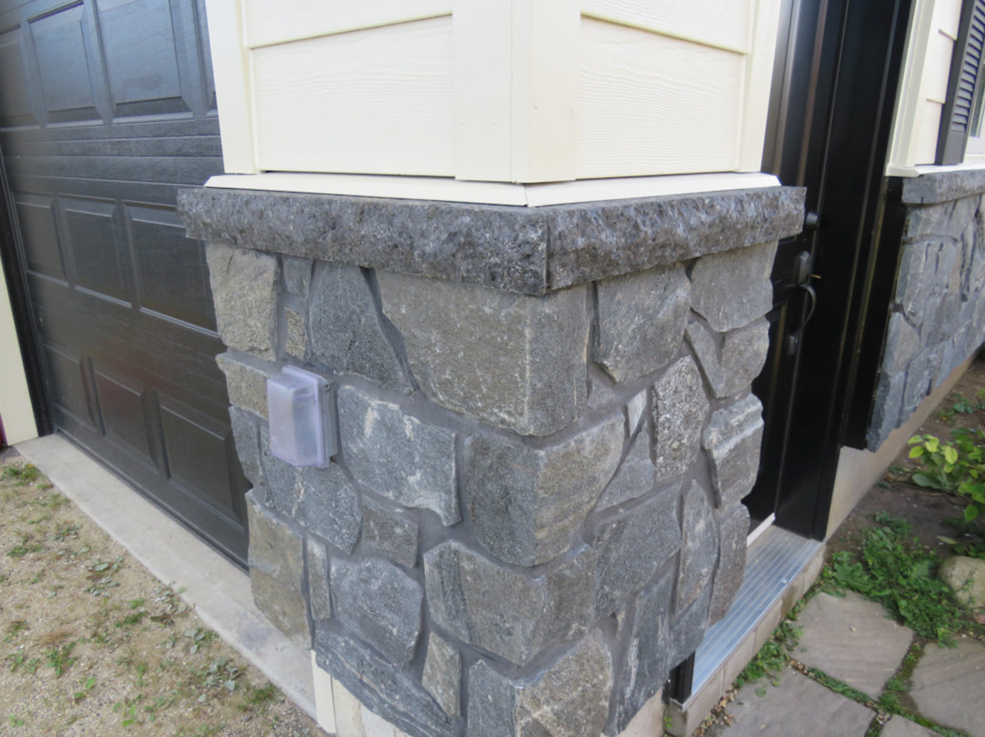 Midnight Black Random - Thin Stone Veneer - Corners