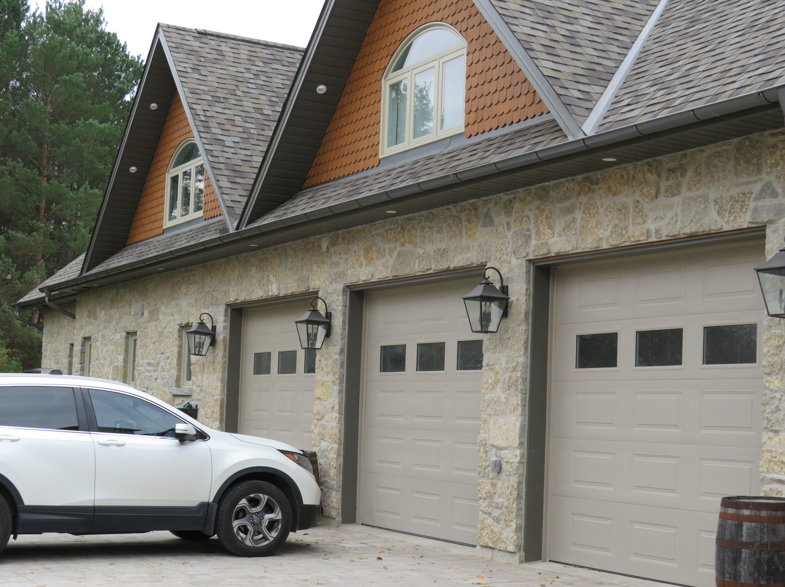 Harvest Gold Limestone Olde Mill Blend - Thin Veneer Stone - Tumbled - Corners