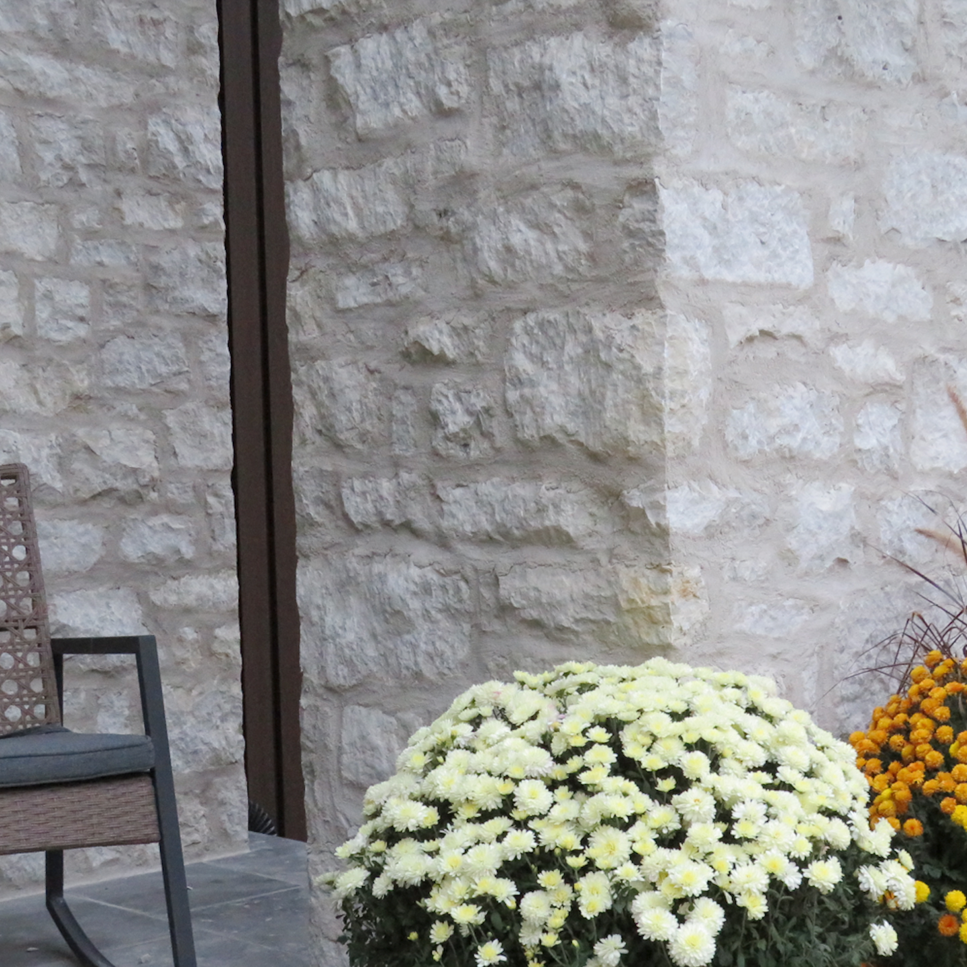 White Mist Ledgerock - Tumbled - Full Bed Building Stone