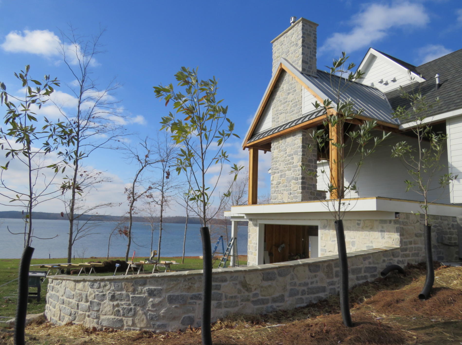 Weatheredge Limestone Olde Mill Estate Blend with White Weatheredface Accent - Tumbled - Full Bed Building Stone