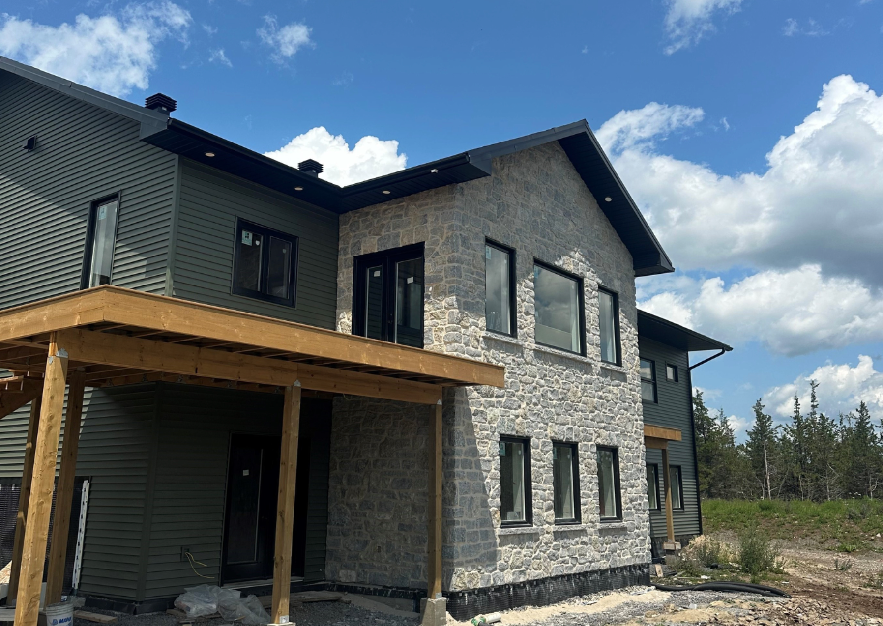 Weatheredge Limestone Thin Veneer - Split Face Olde Mill Blend - Tumbled - Corners