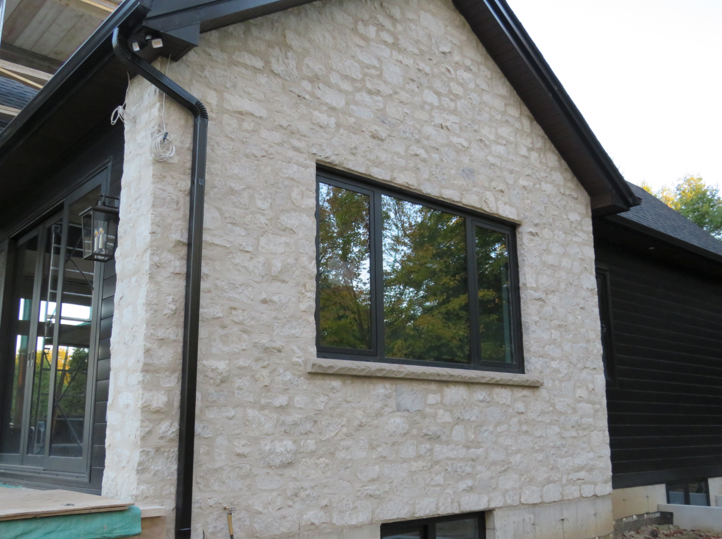 White Mist Ledgerock - Tumbled - Full Bed Building Stone