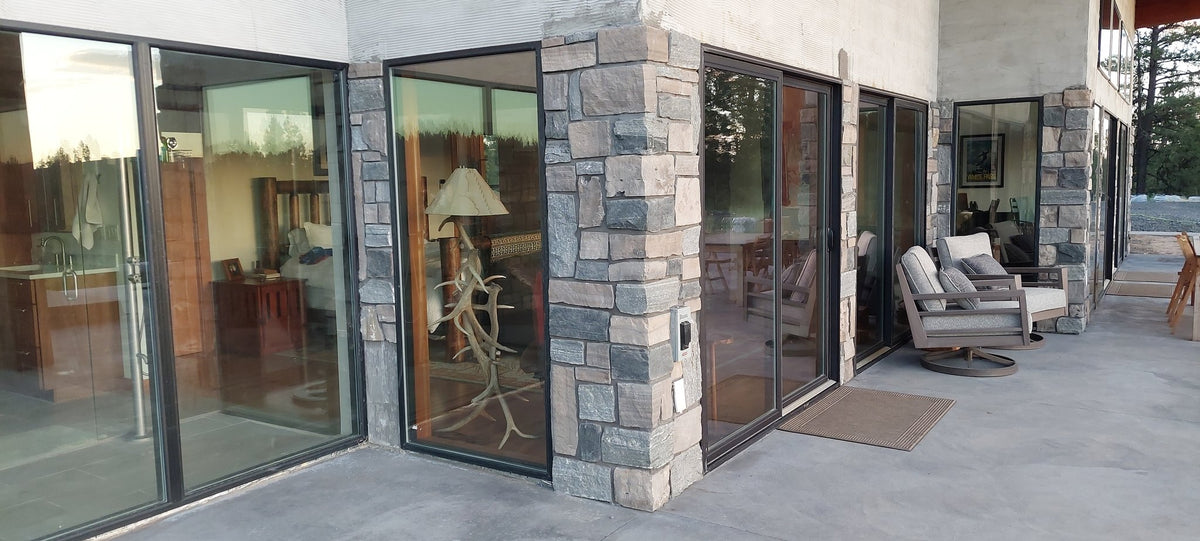 Carreaux et rectangles en granit bleu Elite avec accents noirs et bruns - Placage de pierre mince - Coins