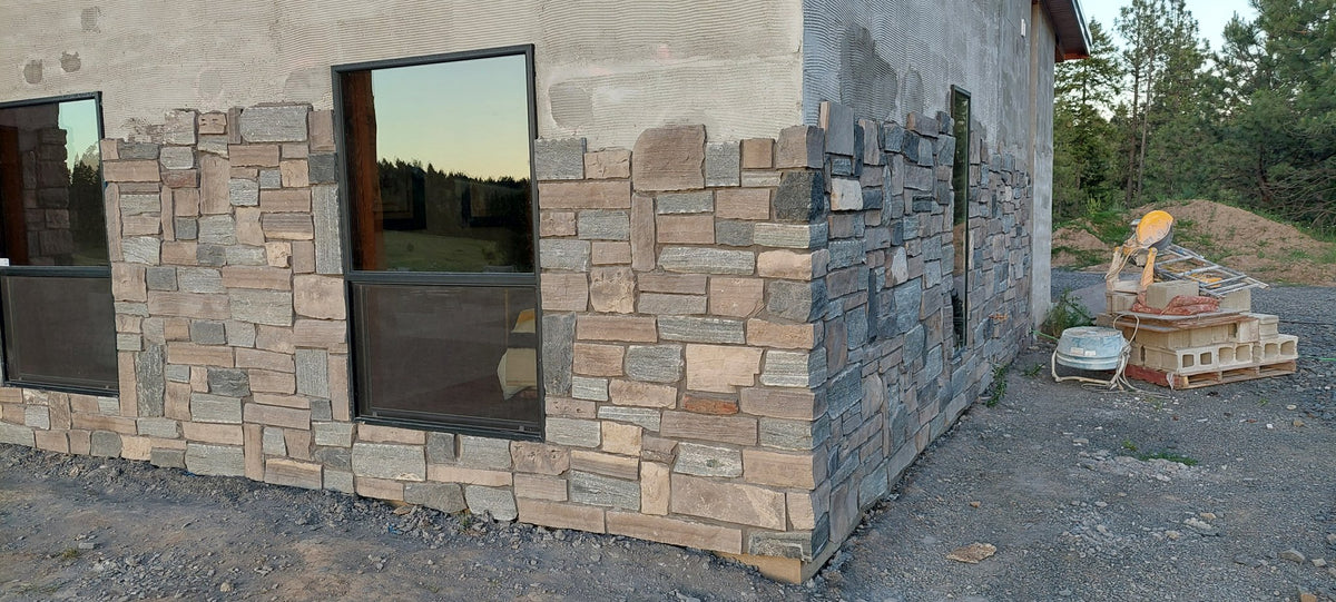 Carreaux et rectangles en granit bleu Elite avec accents noirs et bruns - Placage de pierre mince - Coins