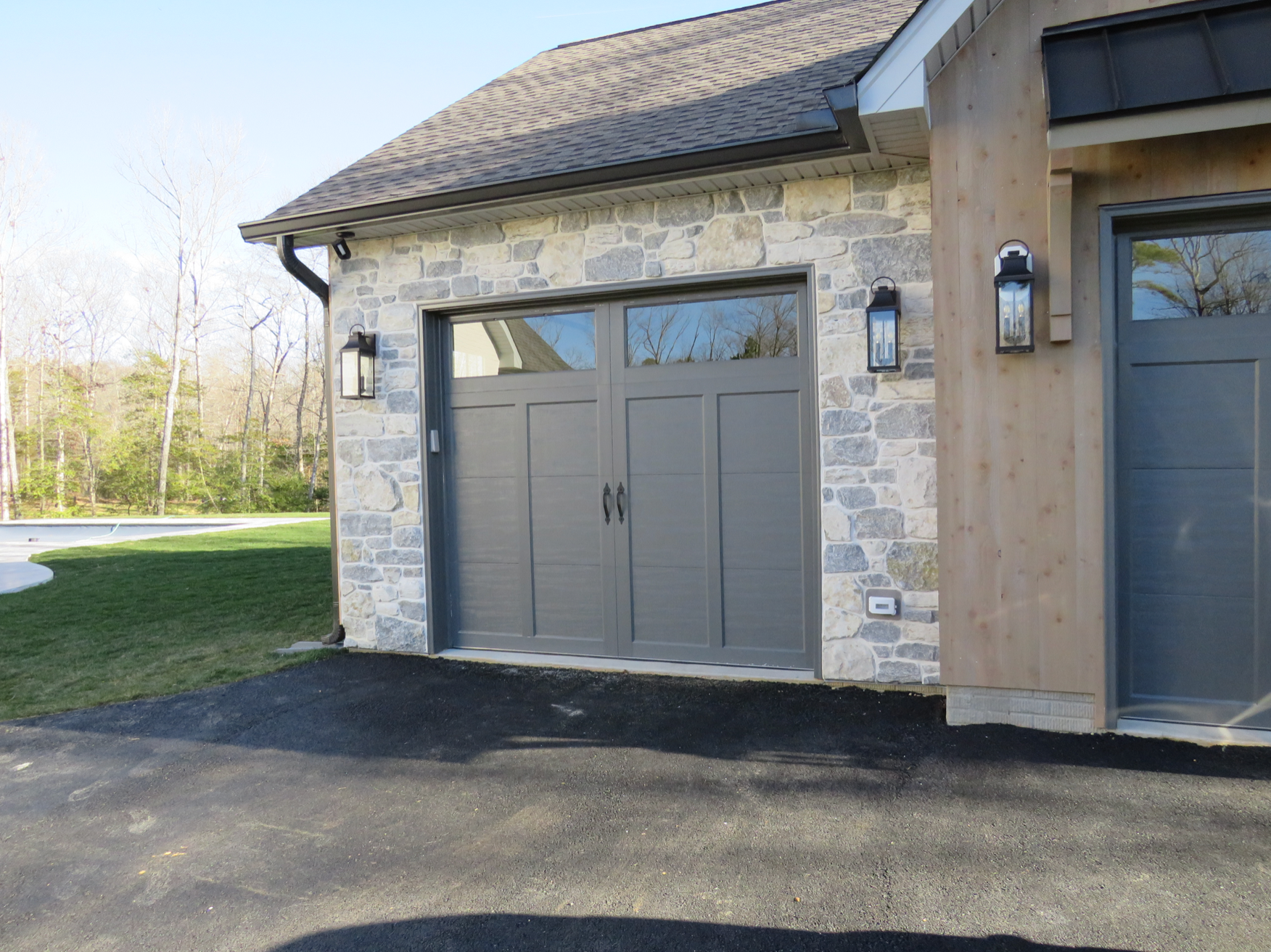 Weatheredge Limestone Olde Mill Estate Blend with White Weatheredface Accent - Tumbled - Full Bed Building Stone