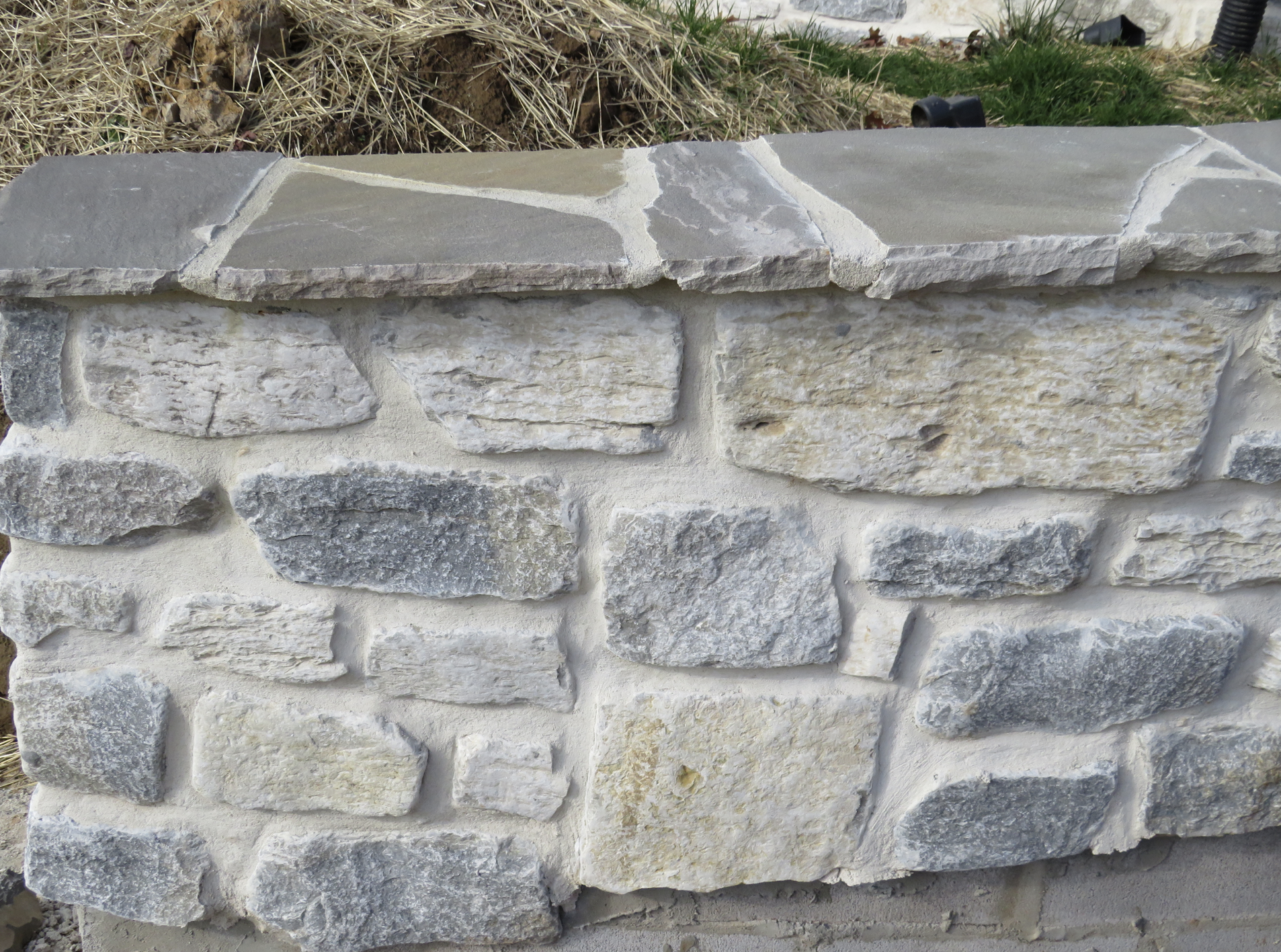 Weatheredge Limestone Olde Mill Estate Blend with White Weatheredface Accent - Tumbled - Full Bed Building Stone - Corners