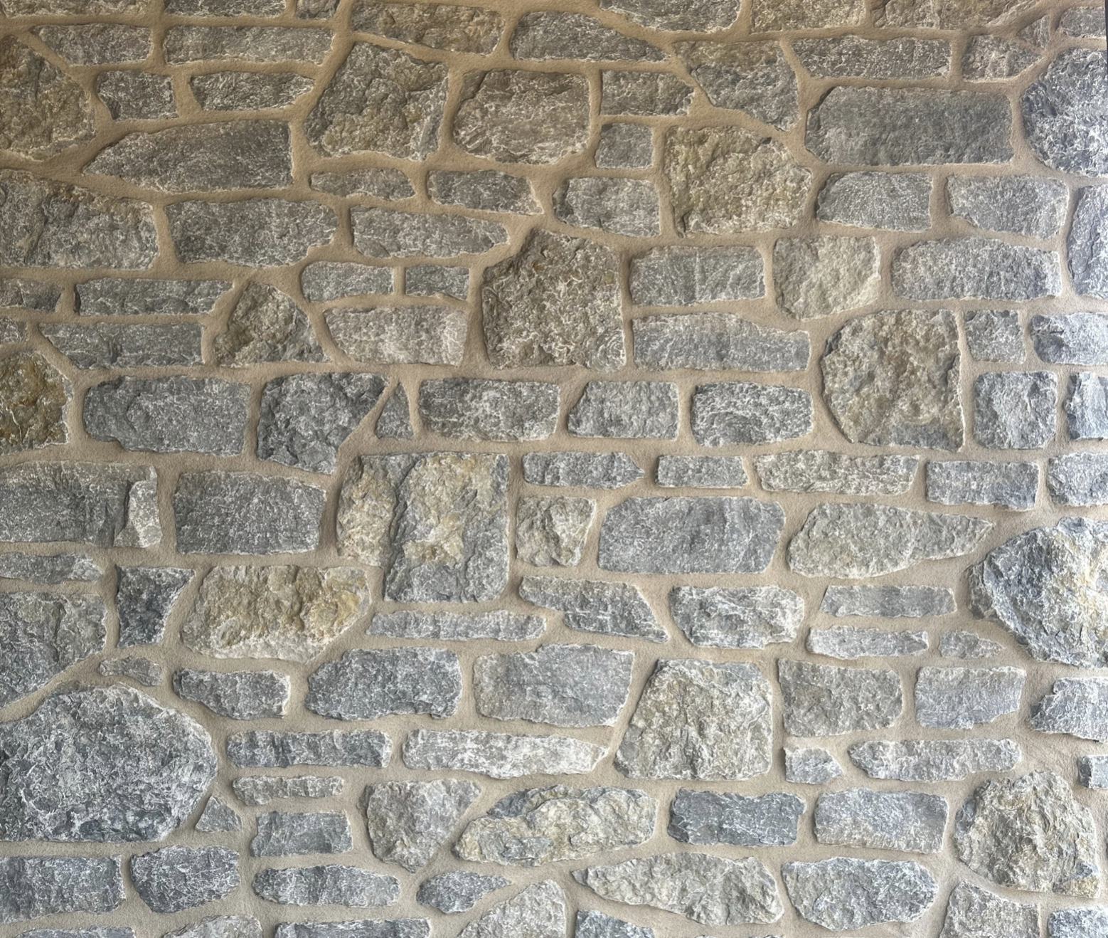 Weatheredge Limestone - Split Face Olde Mill Blend - Tumbled - Full Bed Building Stone