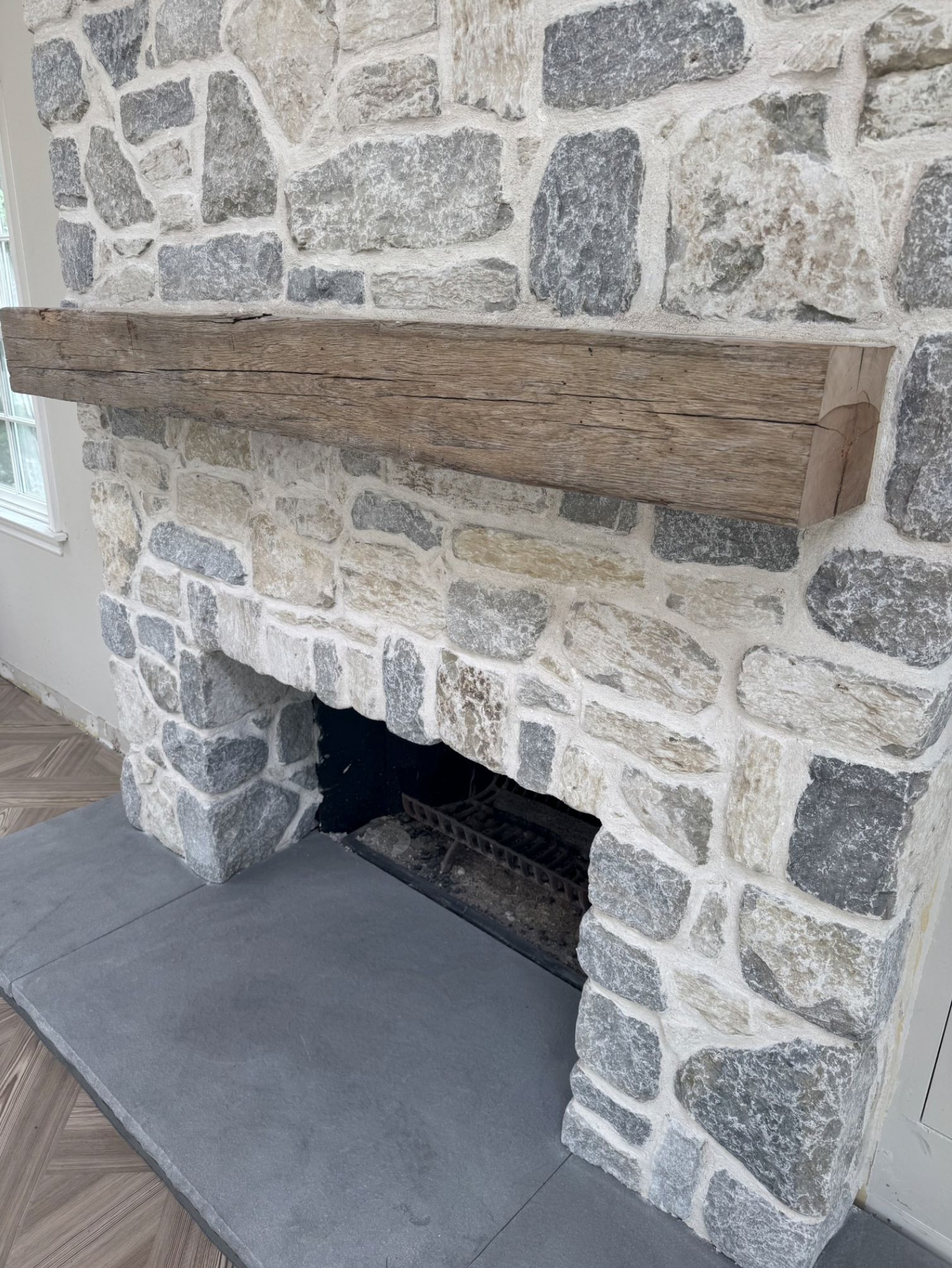 Weatheredge Limestone Olde Mill Estate Blend with White Weatheredface Accent - Tumbled - Full Bed Building Stone - Corners