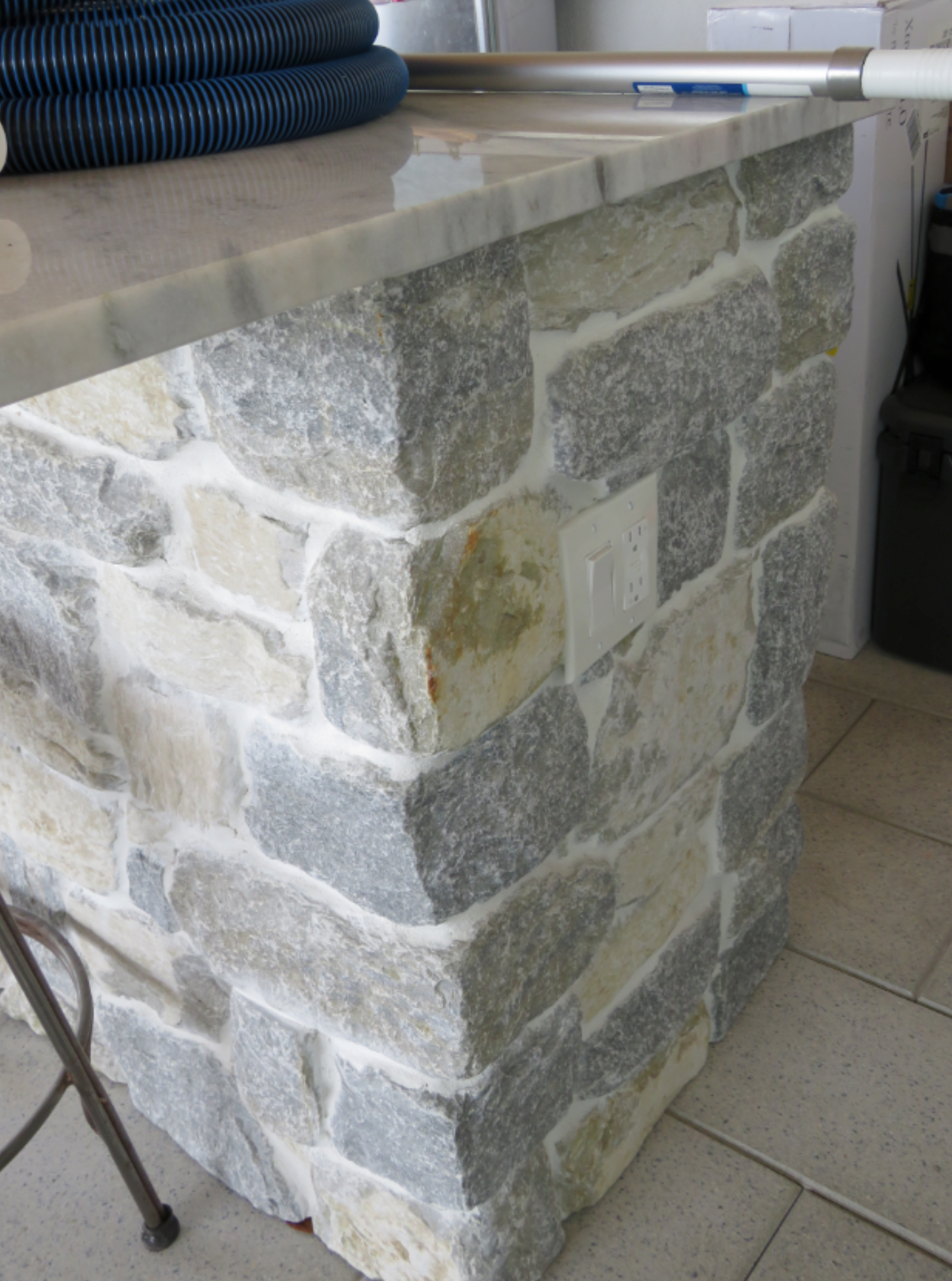 Weatheredge Limestone Olde Mill Estate Blend with White Weatheredface Accent - Tumbled - Flats