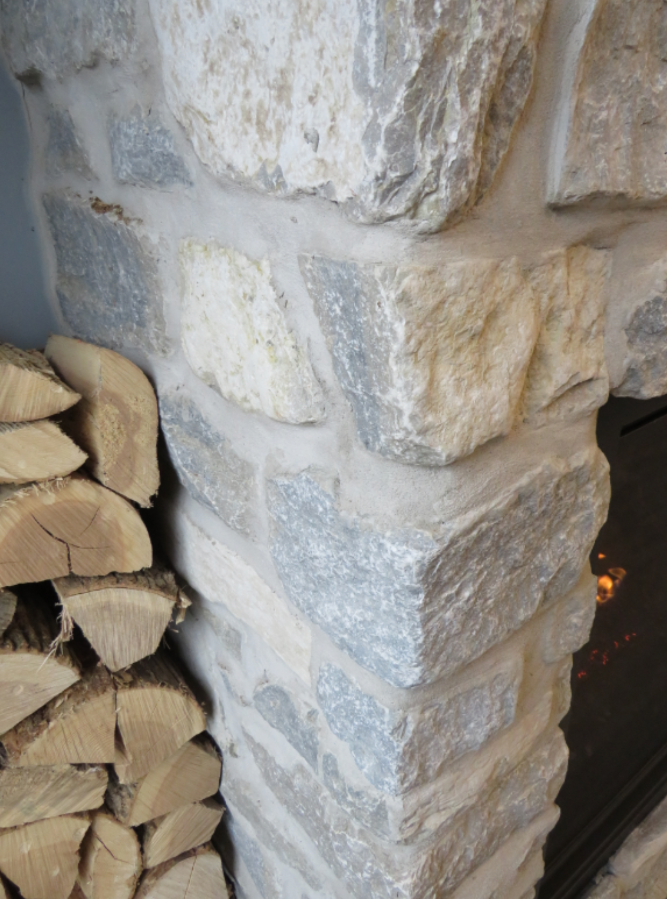 Weatheredge Limestone Ledgerock Thin Veneer - Tumbled - Corners