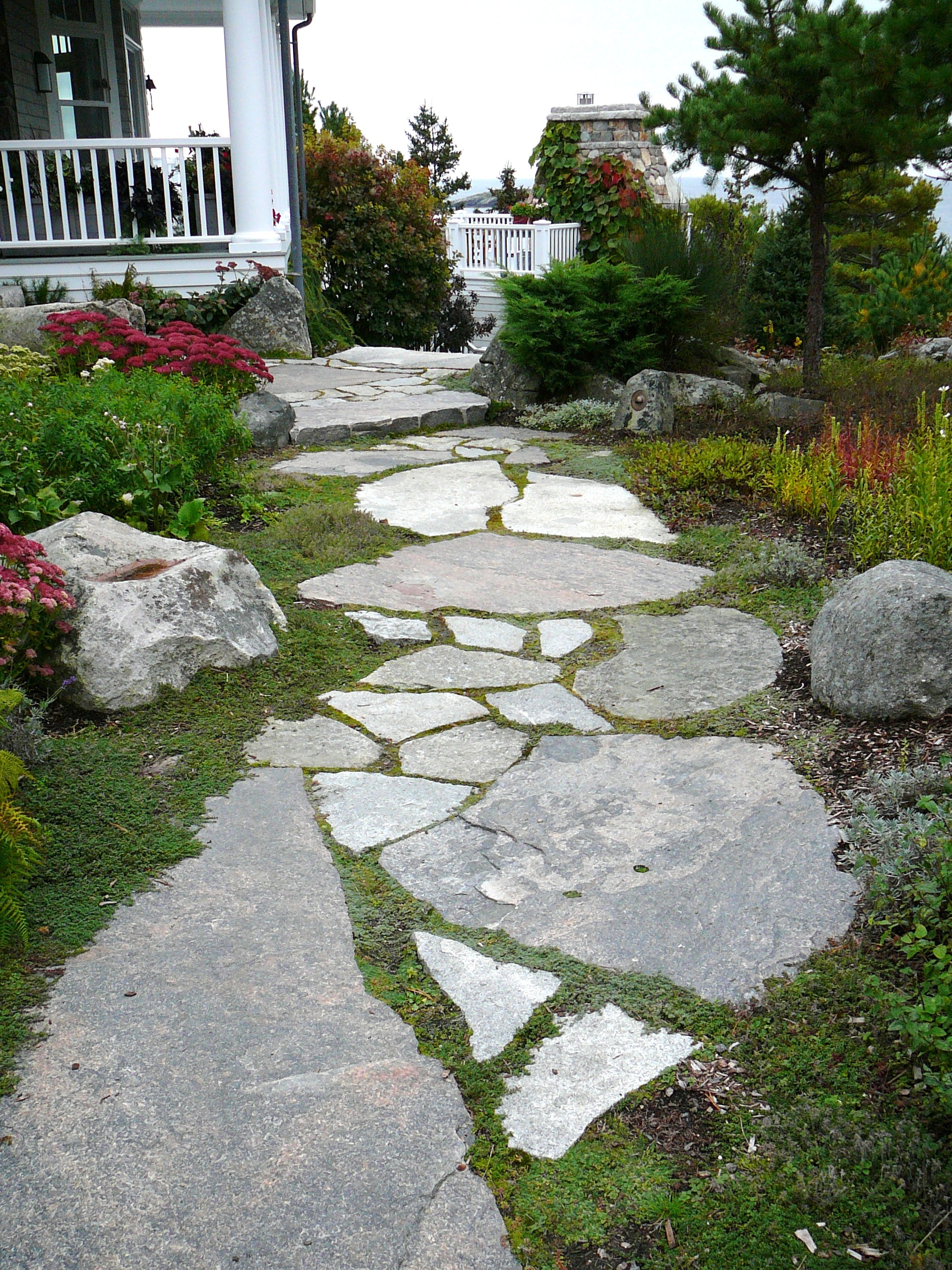 Colonial Classic granite sawn and flamed flagstone