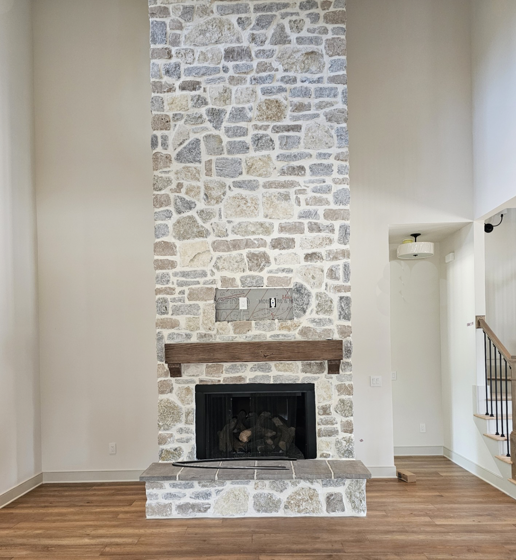 Weatheredge Limestone Olde Mill Estate Blend with White Weatheredface Accent - Tumbled - Corners