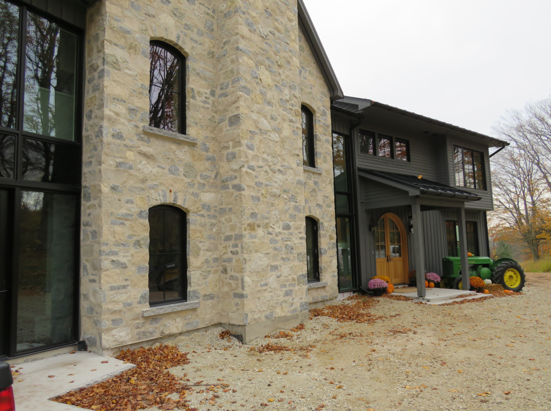 Creemore Estate Blend - Weatheredge Limestone with Tan Accent - Tumbled - Flats