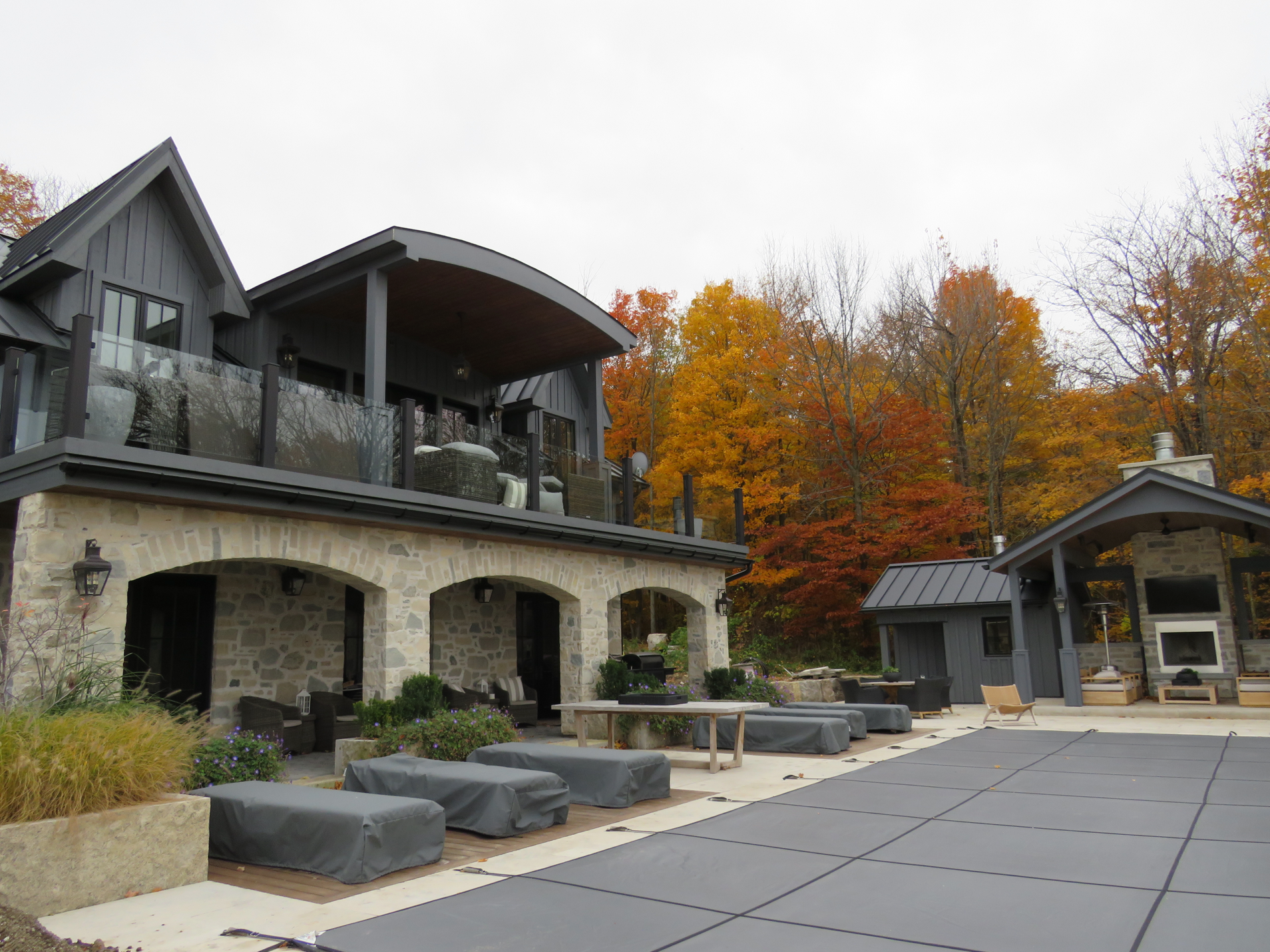 Creemore Estate Blend - Weatheredge Limestone with Tan Accent - Tumbled - Flats