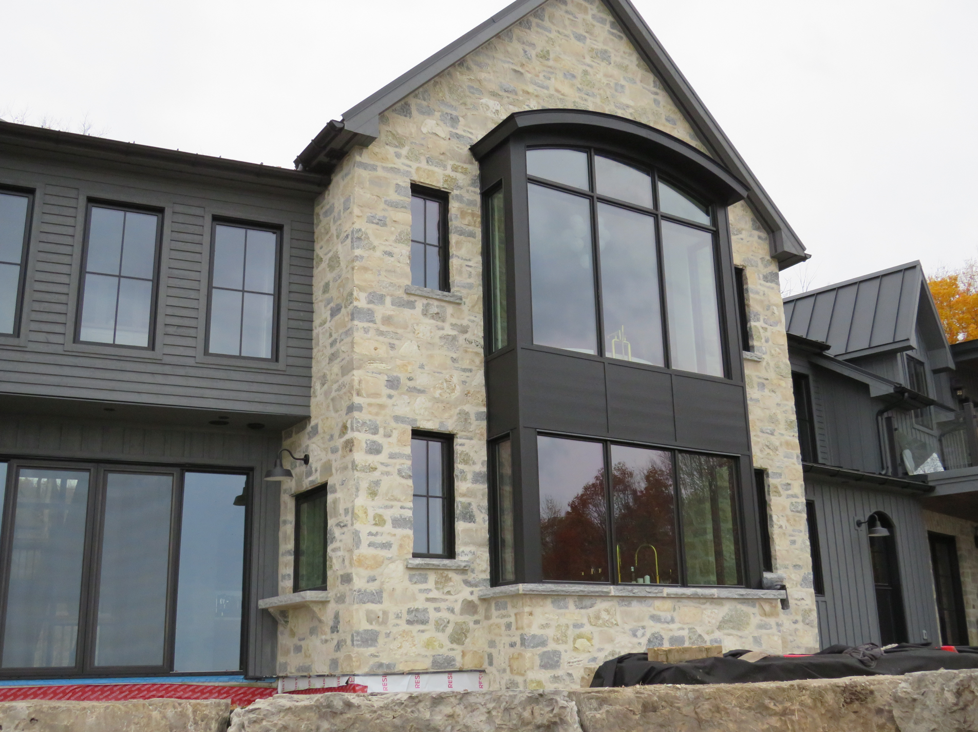 Creemore Estate Blend - Weatheredge Limestone with Tan Accent - Tumbled - Flats