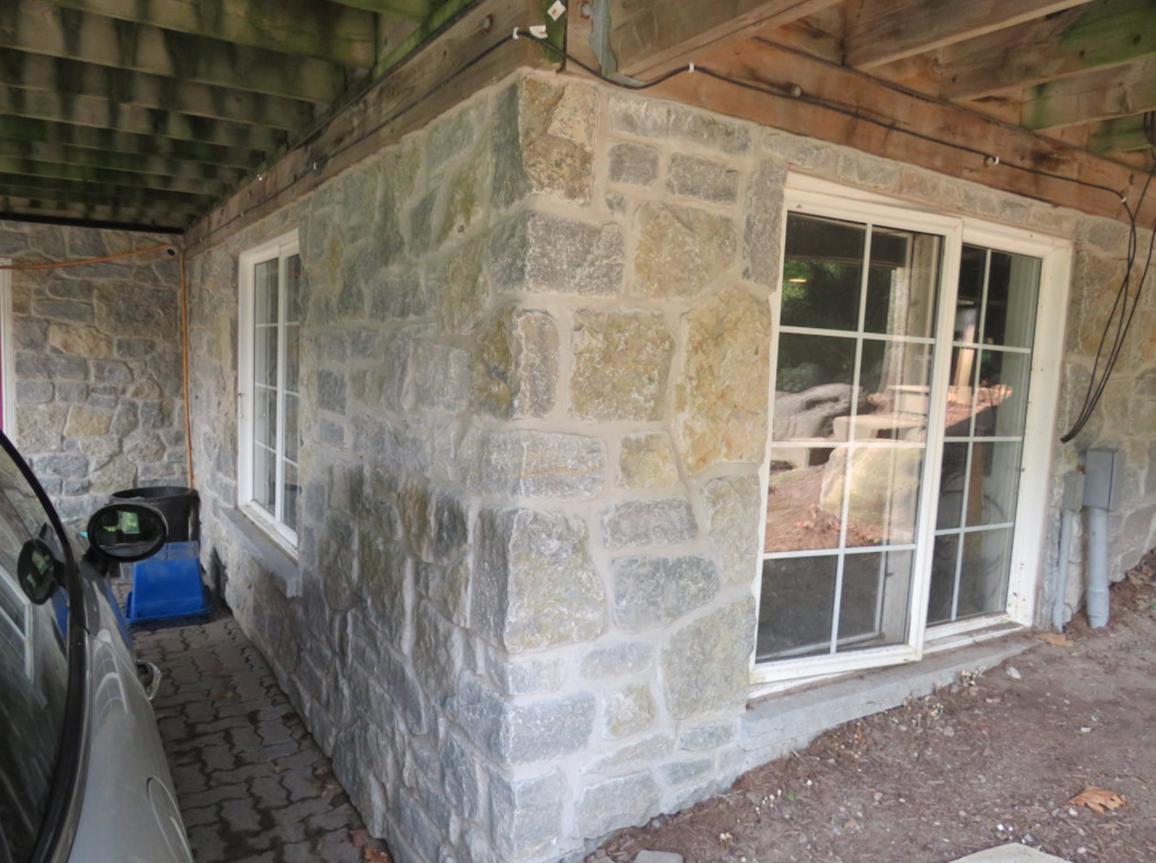 Weatheredge Limestone Thin Veneer - Split Face Olde Mill Blend - Tumbled - Corners