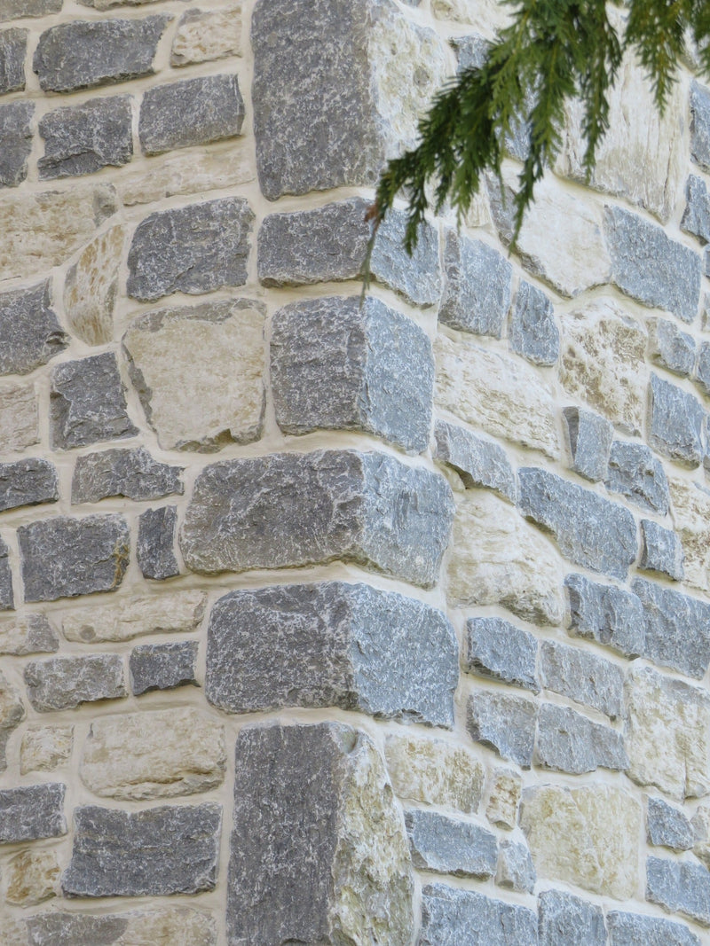 Weatheredge Limestone Olde Mill Estate Blend with White Weatheredface Accent - Tumbled - Full Bed Building Stone - Corners