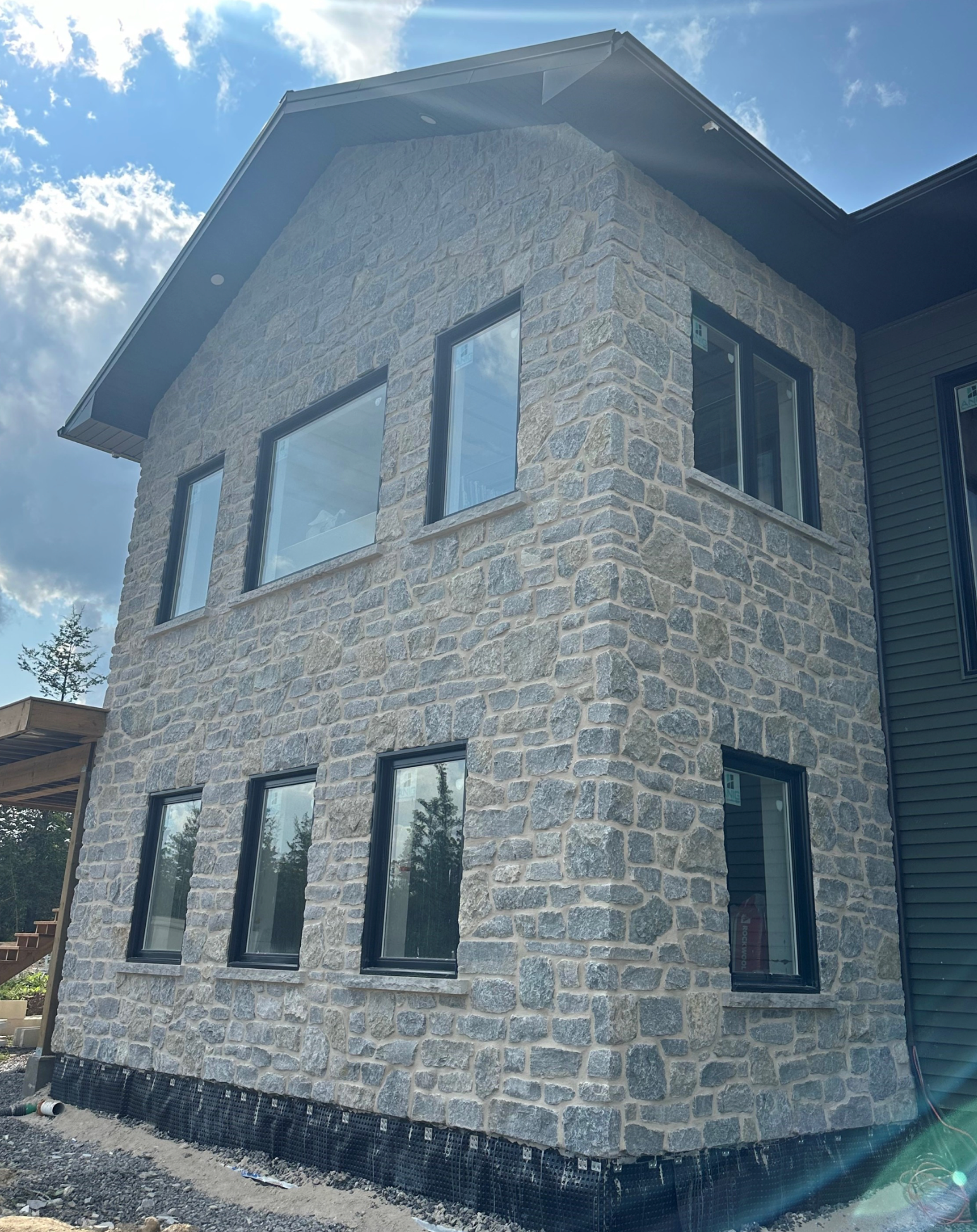 Weatheredge Limestone Thin Veneer - Split Face Olde Mill Blend - Tumbled - Corners