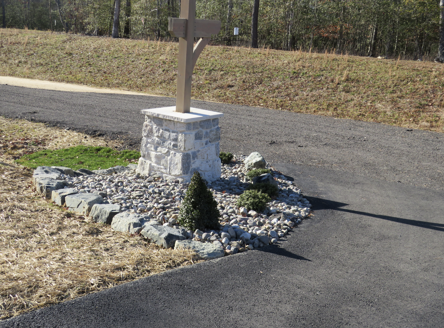 Weatheredge Limestone Olde Mill Estate Blend with White Weatheredface Accent - Tumbled - Full Bed Building Stone - Corners