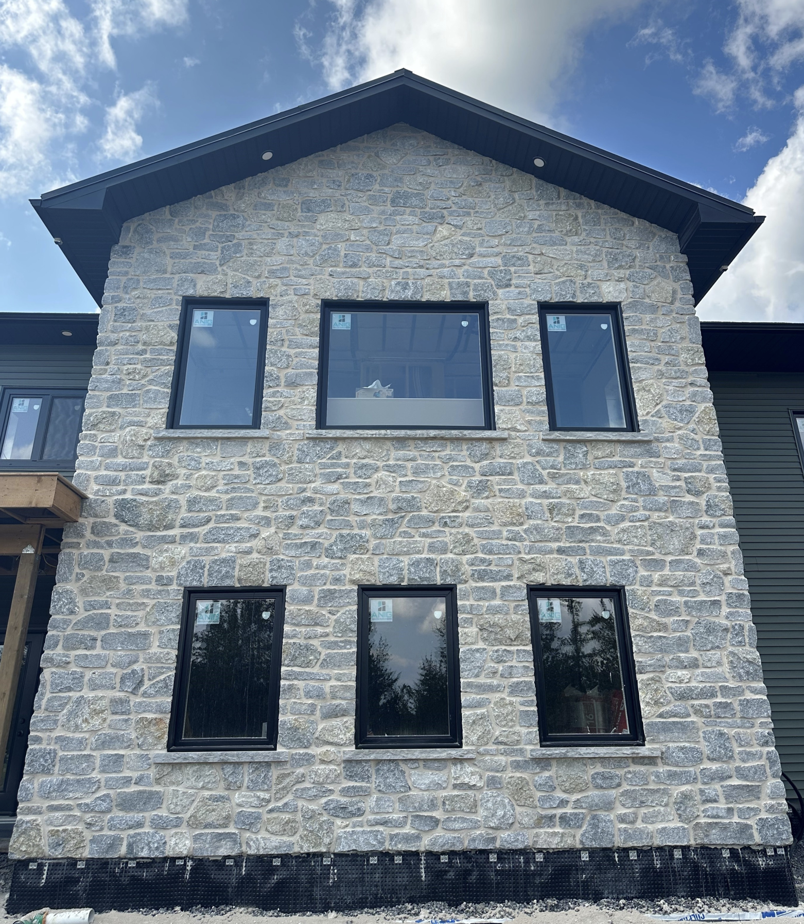 Weatheredge Limestone Thin Veneer - Split Face Olde Mill Blend - Tumbled - Corners