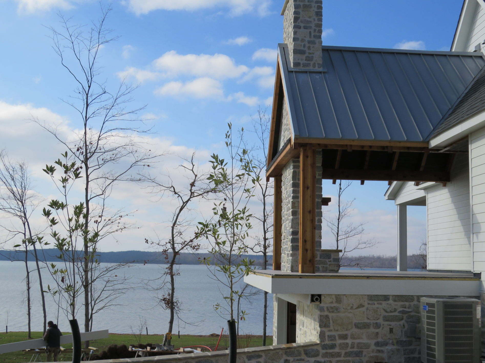 Weatheredge Limestone Olde Mill Estate Blend with White Weatheredface Accent - Tumbled - Full Bed Building Stone - Corners