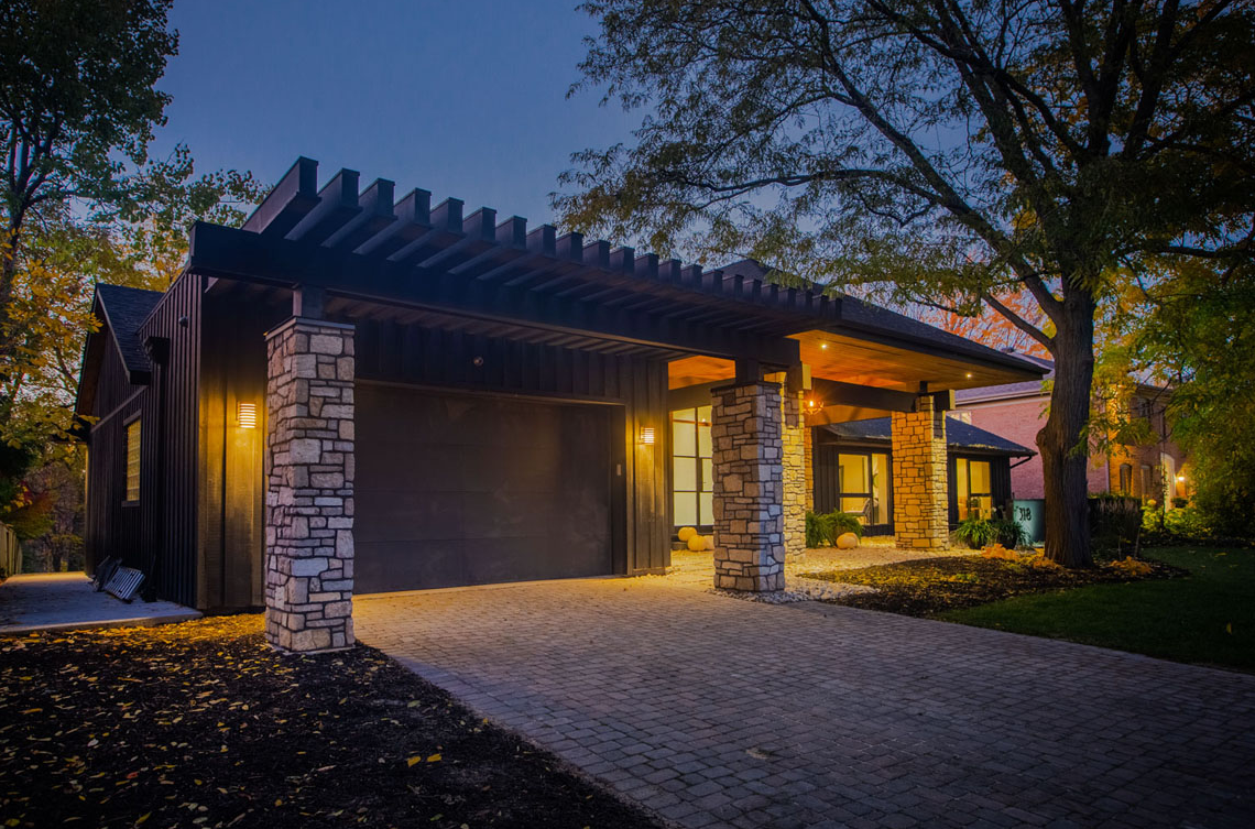 Dozzi Oakville Limestone Blend - Tumbled Thin Stone Veneer - Corners