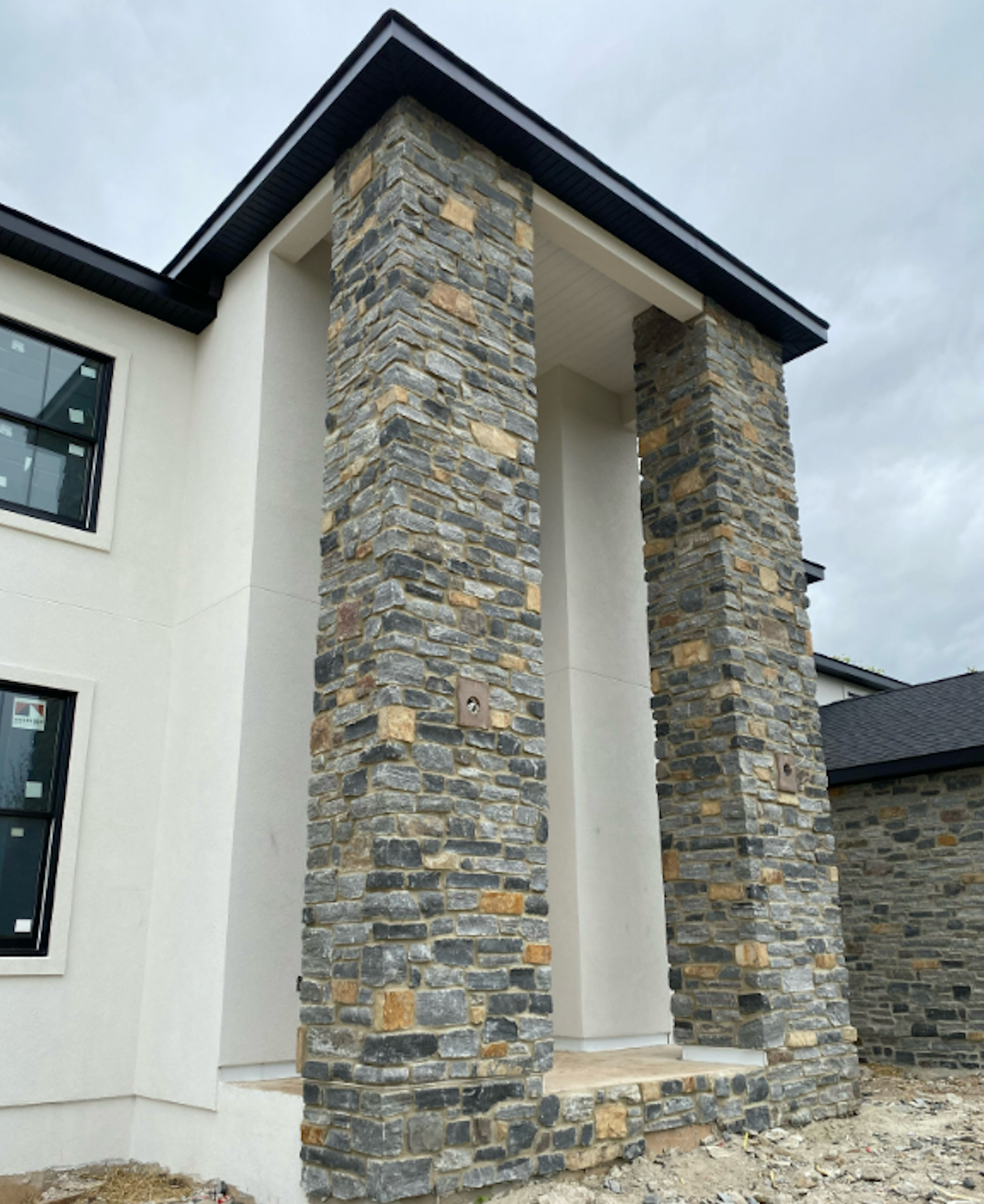 Cheltenham Blend Ledgerock with Brown Accent Sandstone - Thin Stone Veneer - Flats