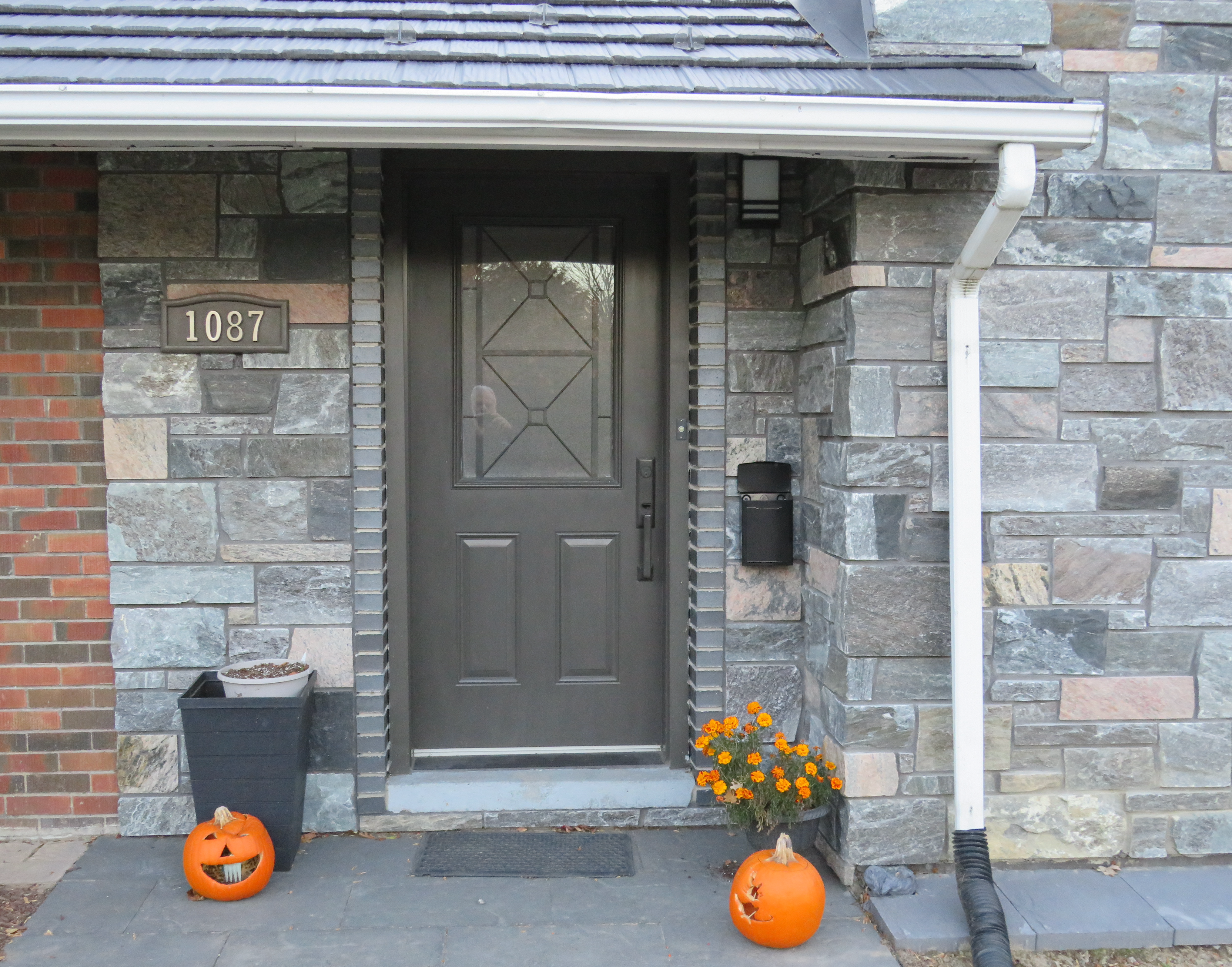 Shane's Lake Temogami Blend - Elite Blue & Pink Granite Sawn Height - Thin Stone Veneer - Corners
