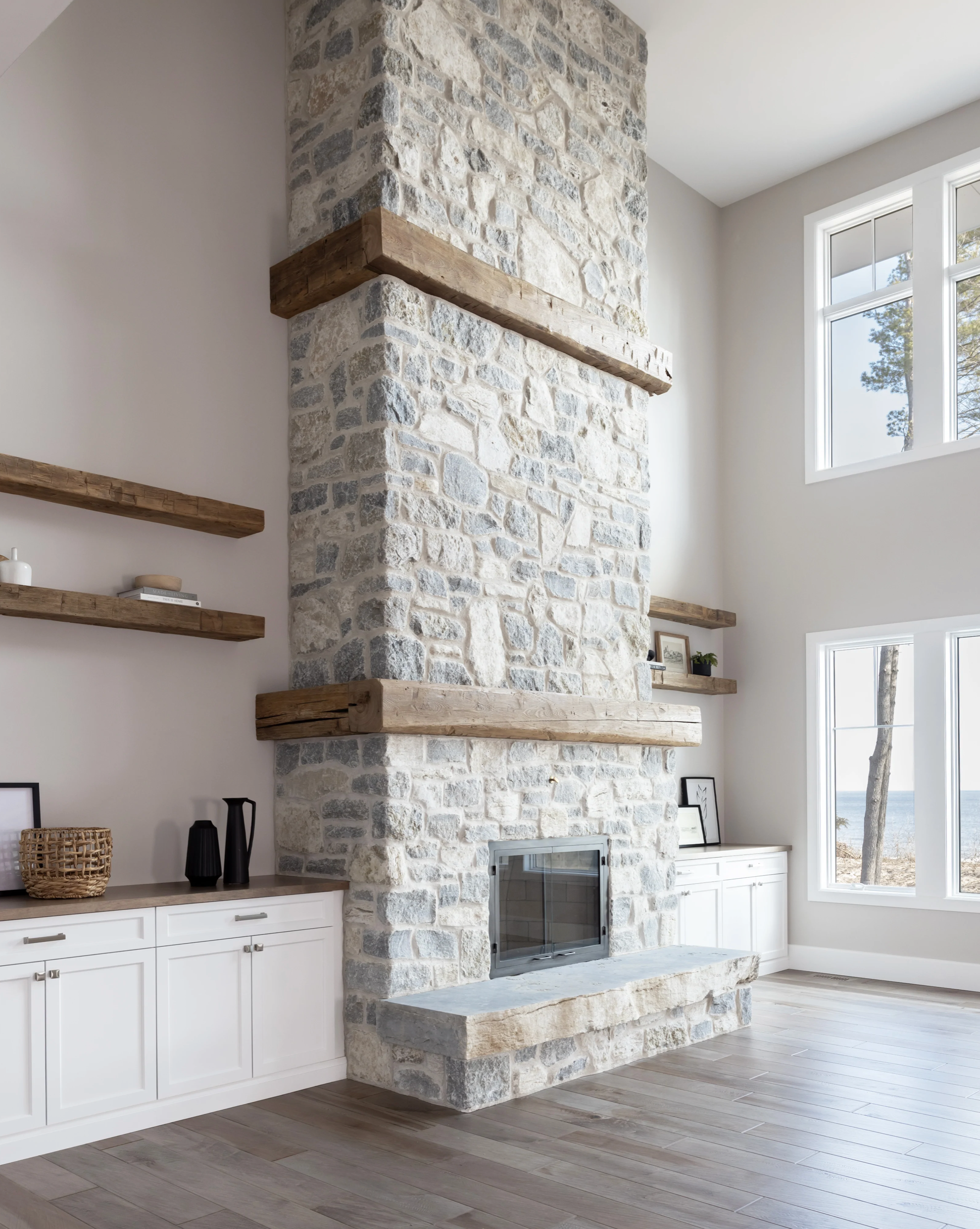Weatheredge Limestone Olde Mill Estate Blend with White Weatheredface Accent - Tumbled - Full Bed Building Stone