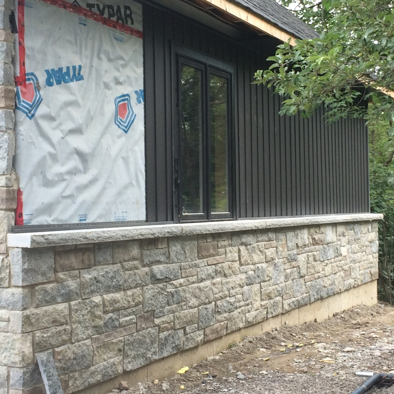 Weatheredge Limestone Thin Veneer with Brown Limestone Accent - Sawn Height (2 1/4", 5", 7 3/4", 10 1/2") - Flats