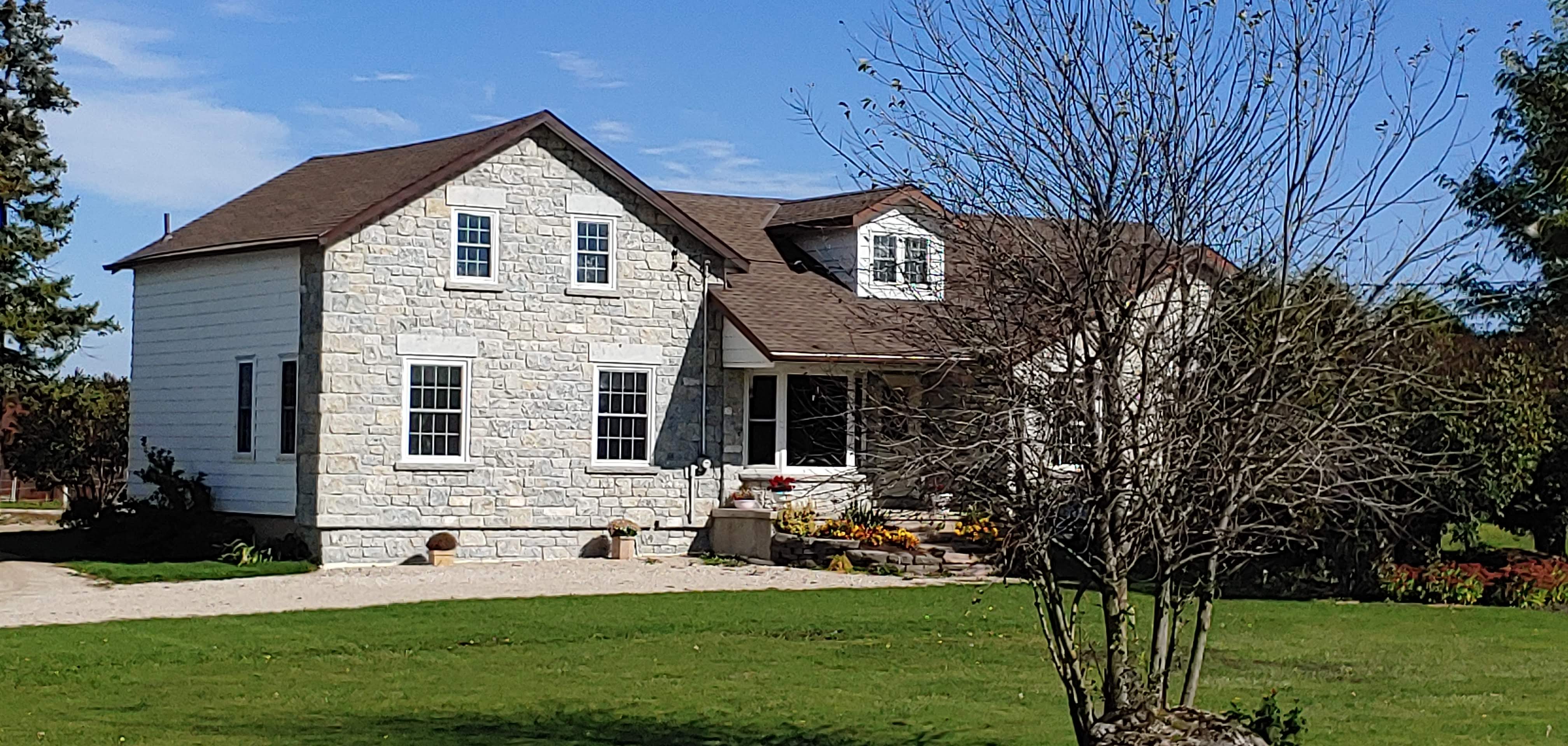 Weatheredge Limestone Bed Face - Thin Veneer - Split Face Sawn Height Tumbled - Corners