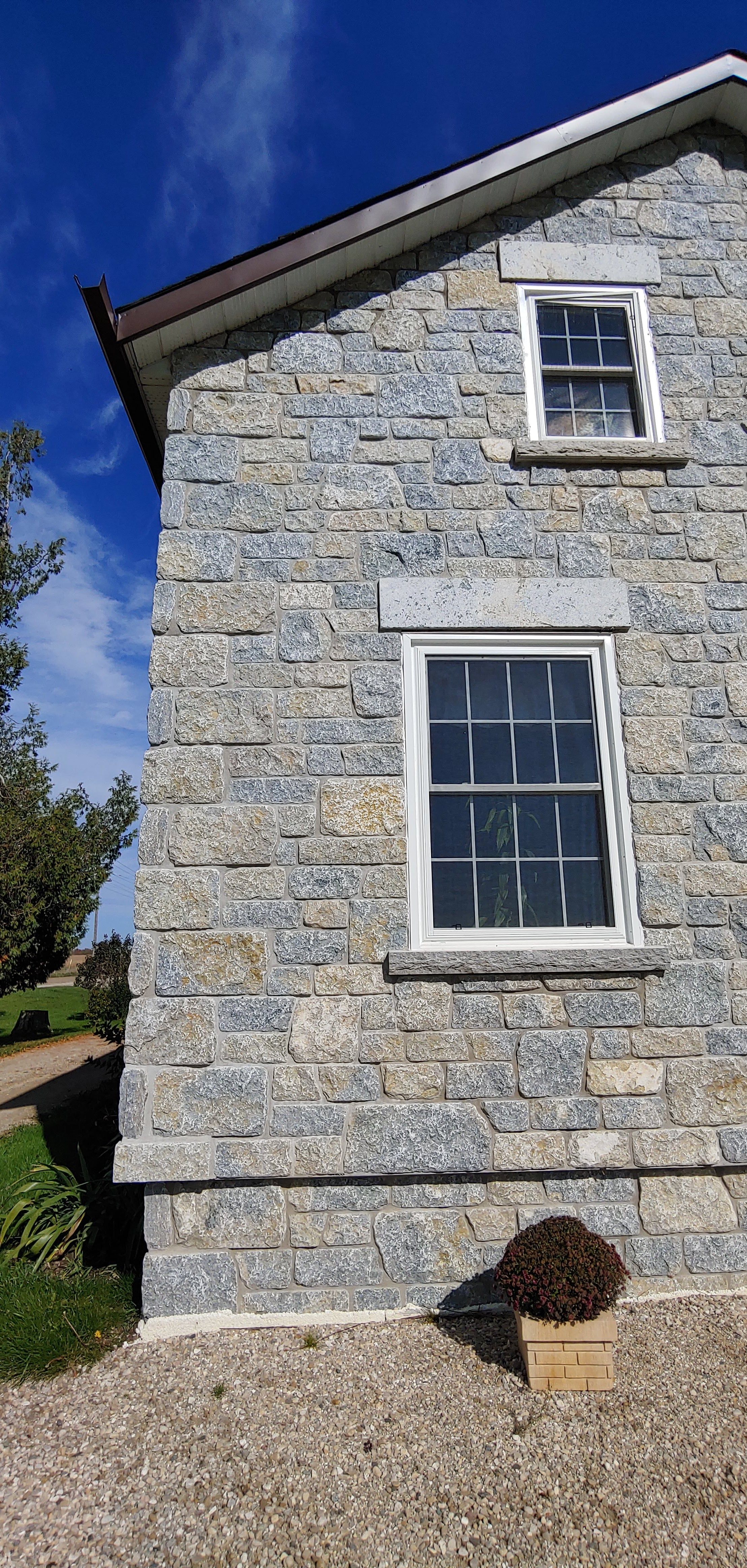 Weatheredge Limestone Bed Face - Thin Veneer - Split Face Sawn Height Tumbled - Corners