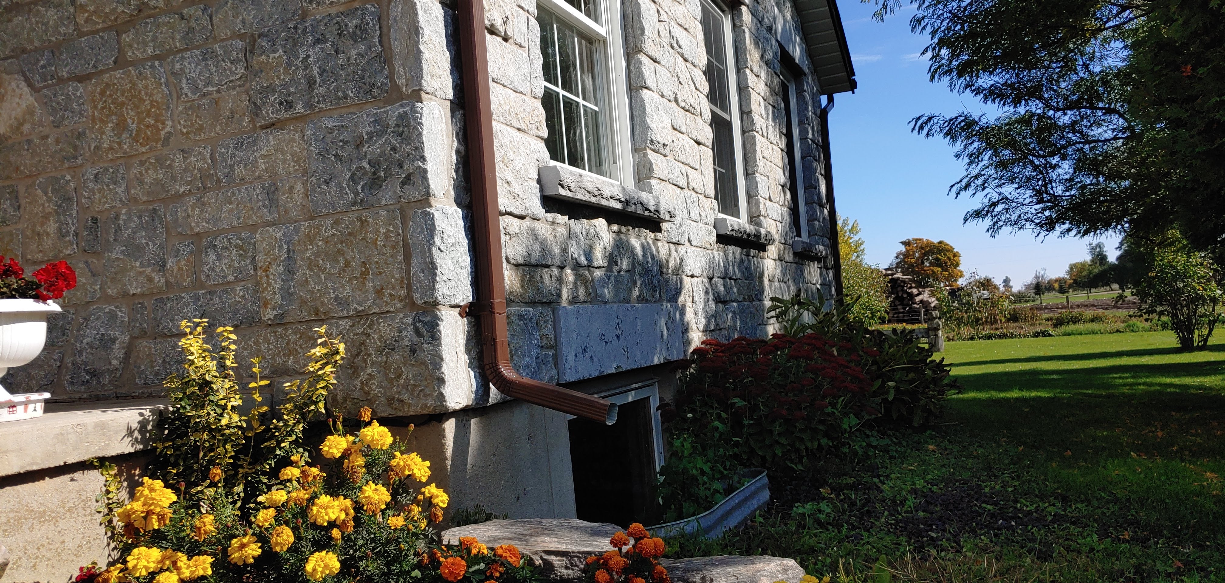 Weatheredge Limestone Bed Face - Thin Veneer - Split Face Sawn Height Tumbled - Corners