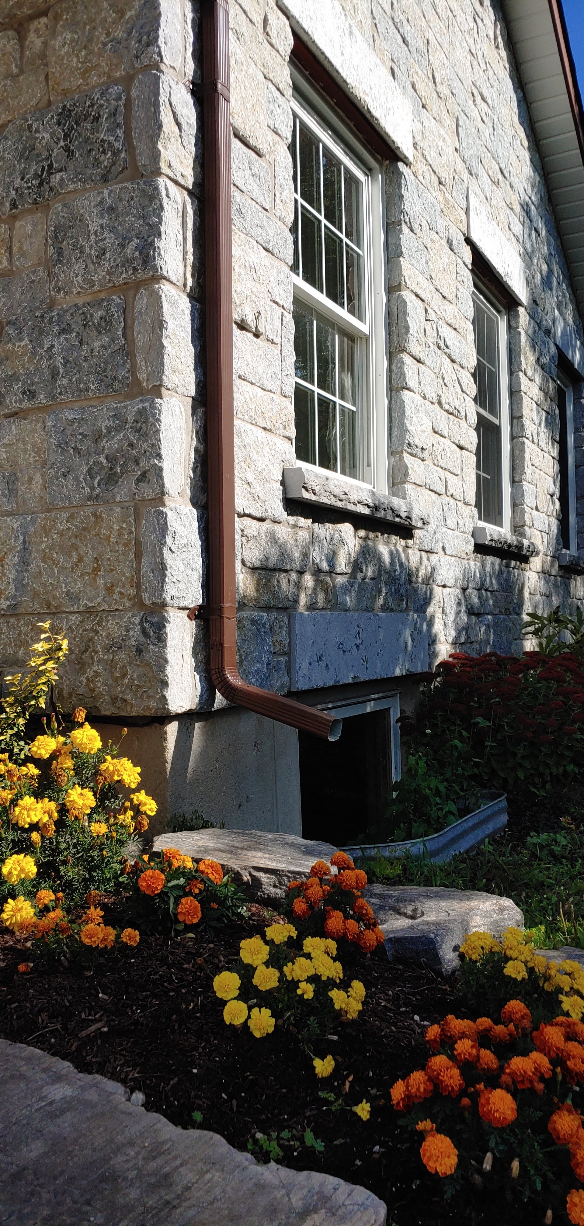 Weatheredge Limestone Bed Face - Thin Veneer - Split Face Sawn Height Tumbled - Corners