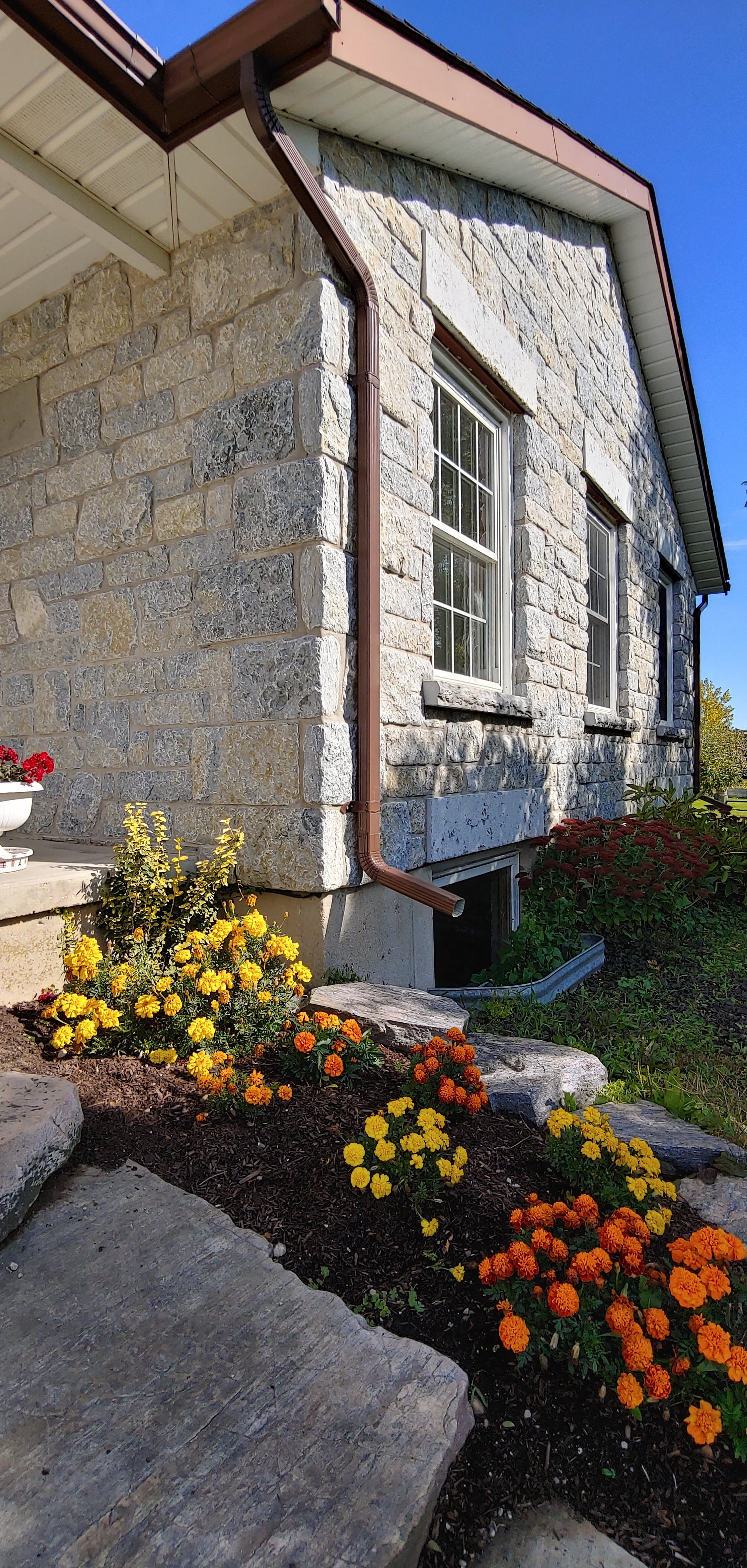 Weatheredge Limestone Bed Face - Thin Veneer - Split Face Sawn Height Tumbled - Corners