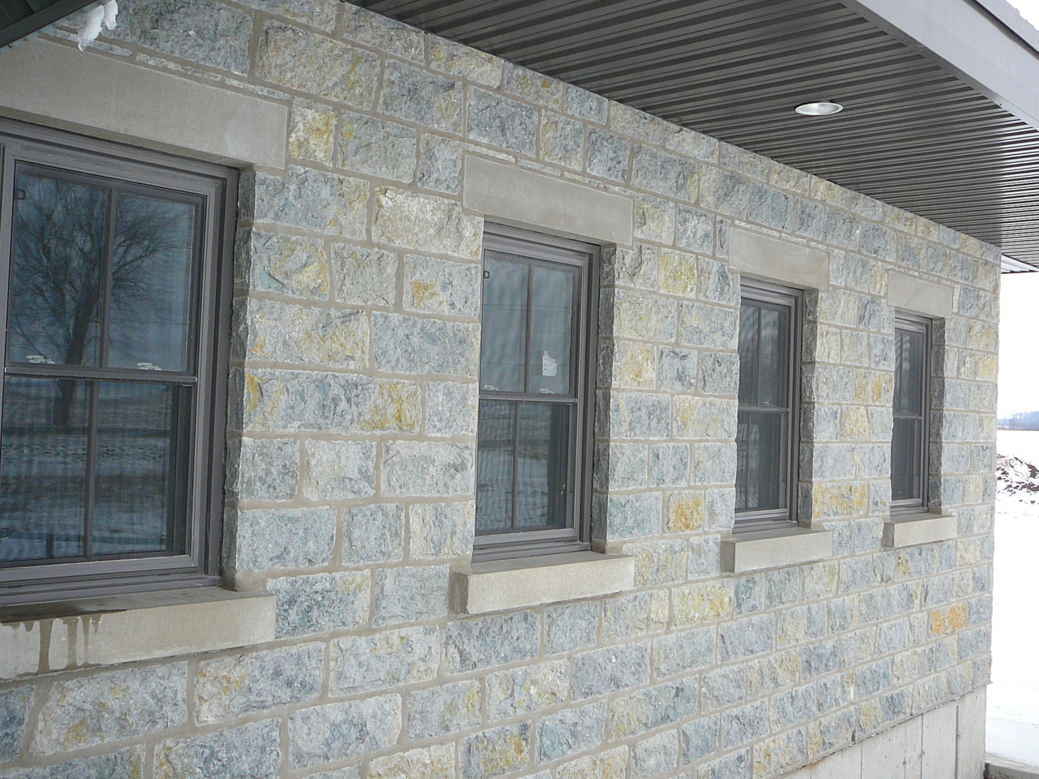 Weatheredge Limestone Bed Face - Thin Veneer - 7 3/4" Sawn Height, Random Lengths - Corners