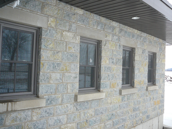 Weatheredge Limestone Bed Face - Thin Veneer Drystack - 7 3/4" Sawn Height Sawn Ends with Random Lengths - Corners