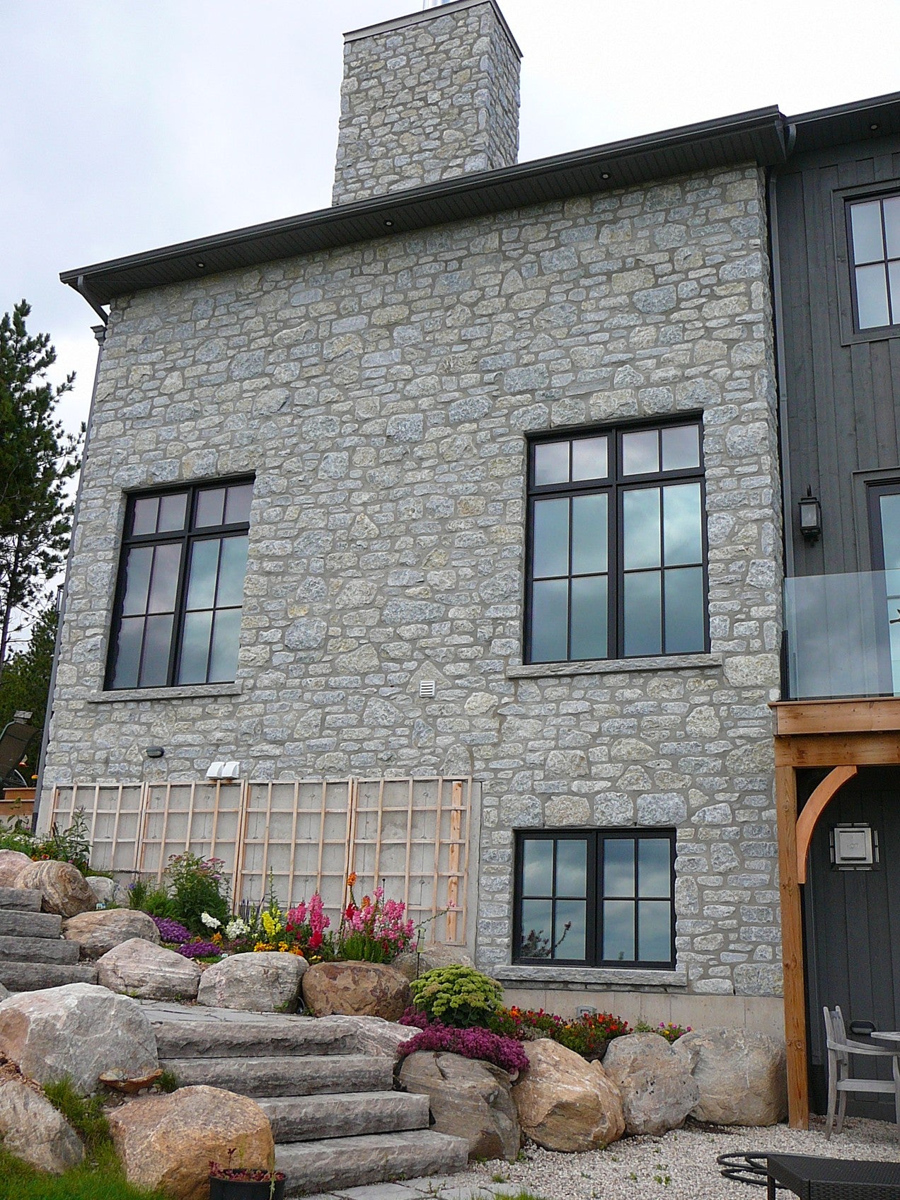 Weatheredge Limestone - Split Face Olde Mill Blend - Tumbled - Full Bed Building Stone