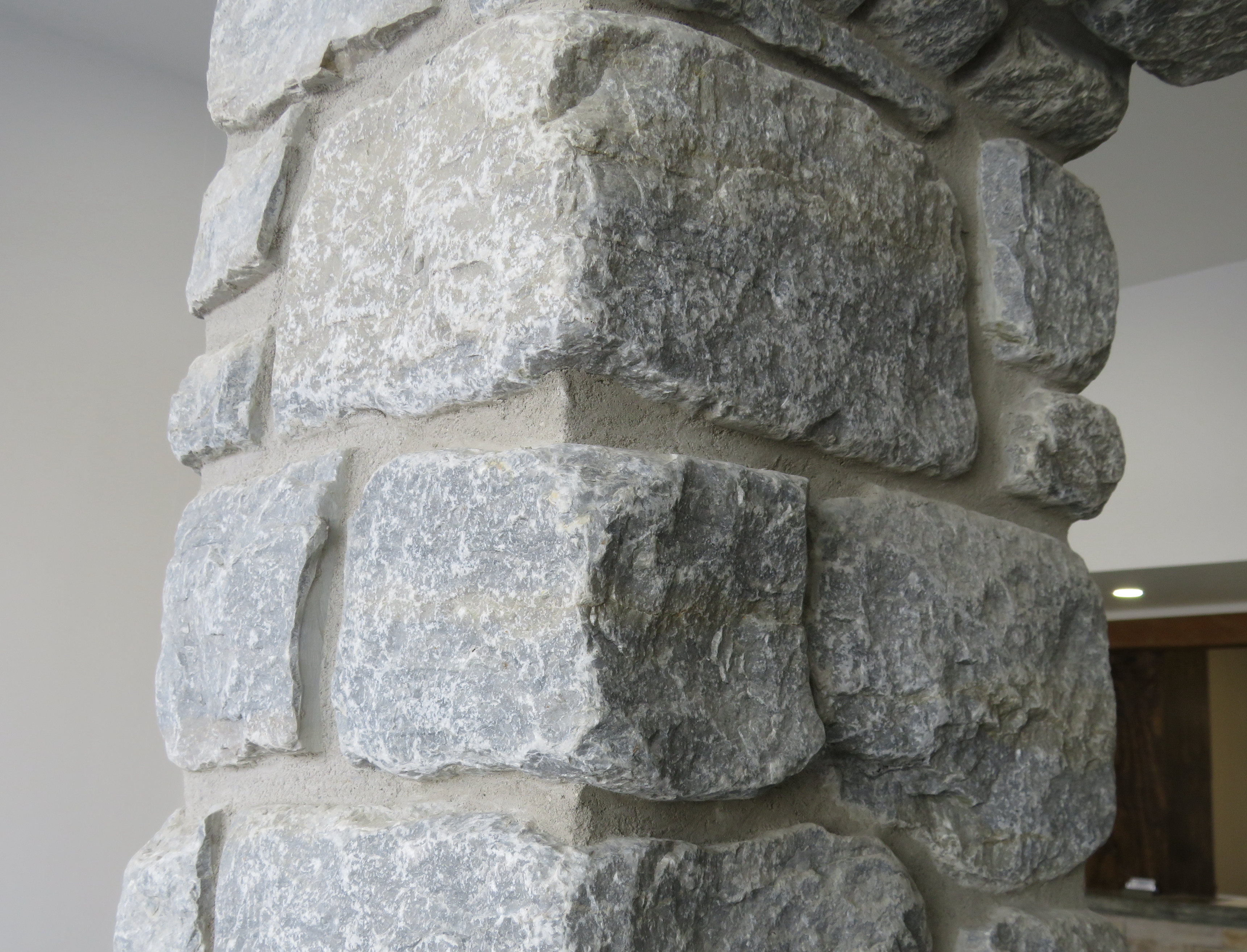 Weatheredge Limestone Ledgerock Thin Veneer - Tumbled - Corners